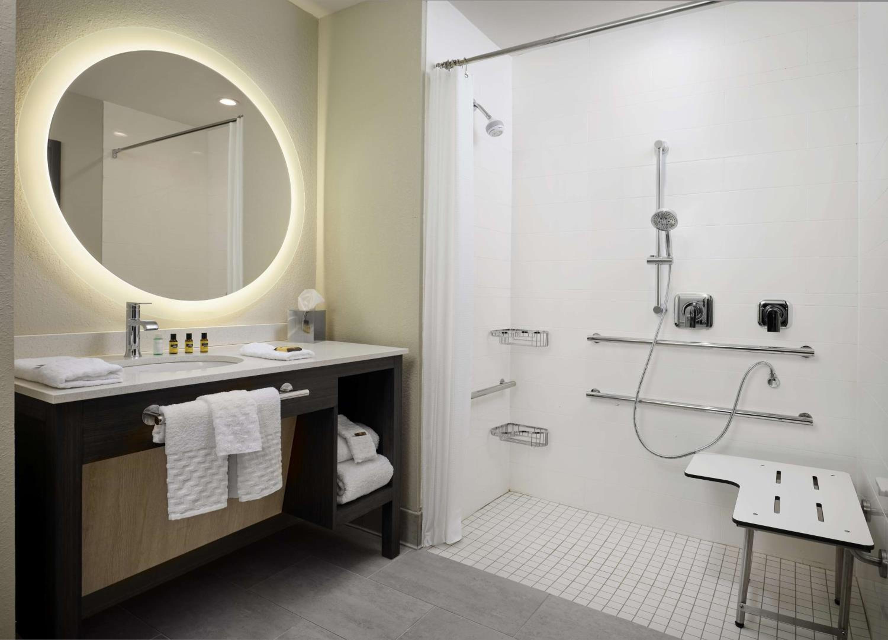 King Room with Roll-In Shower - Disability Access - Photo 3