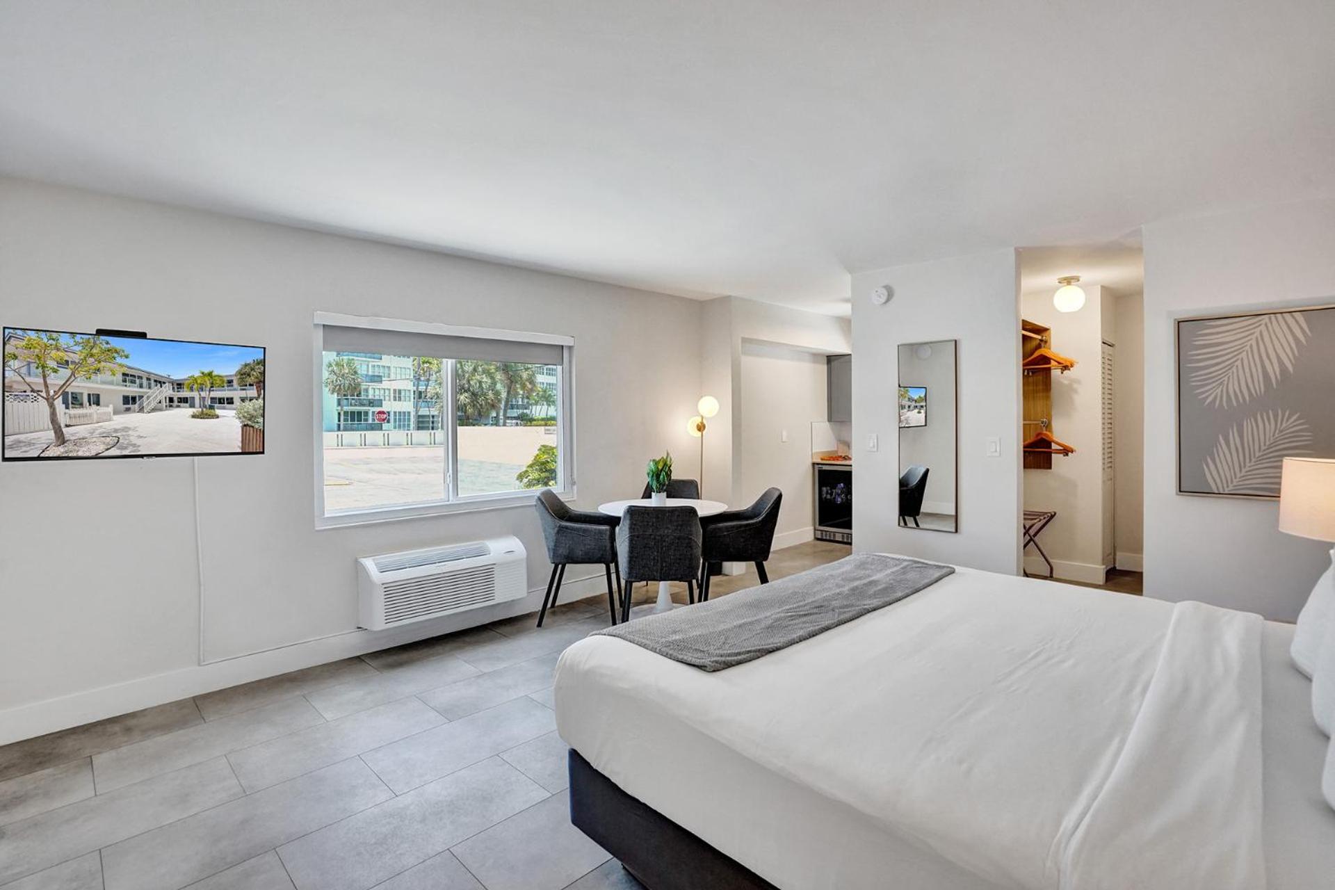 Premium King with Kitchenette  - Photo 1