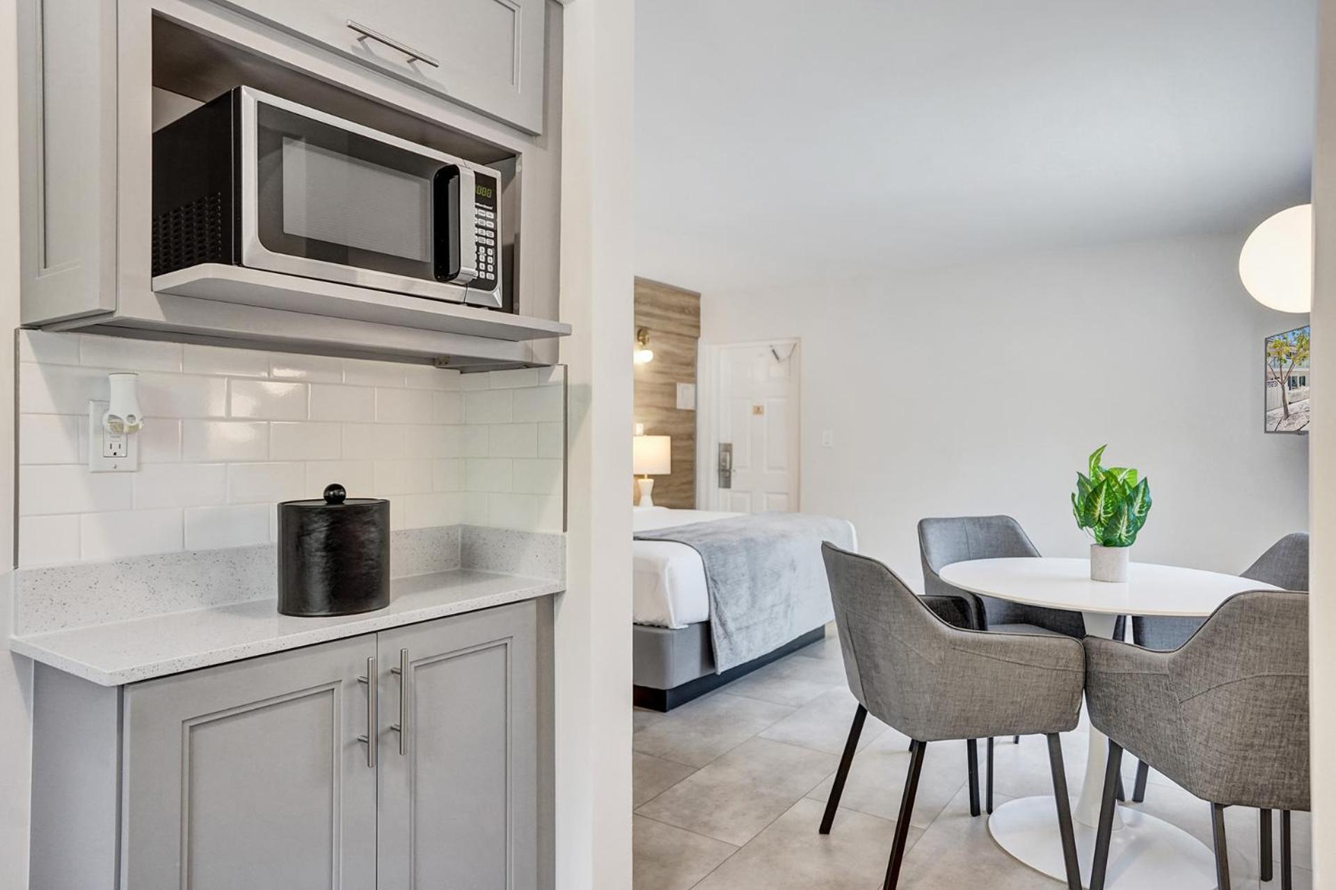 Premium King with Kitchenette  - Photo 3