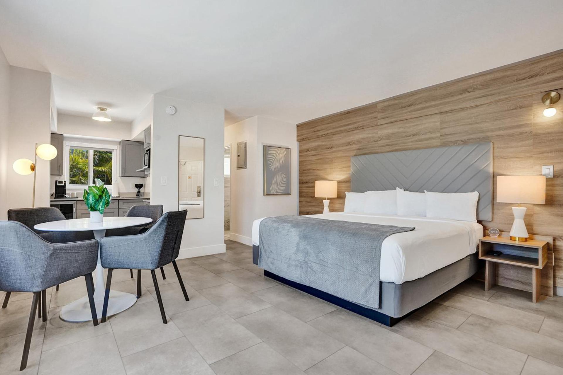 Premium King with Kitchenette  - Photo 4