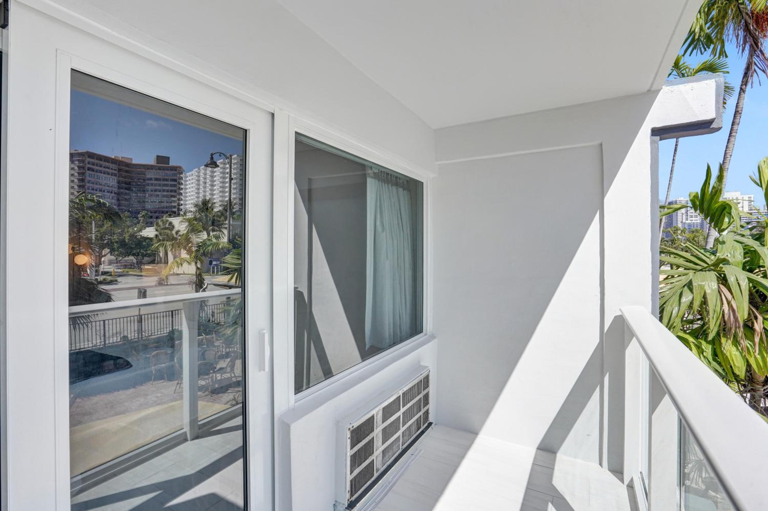 Superior King with Balcony - Photo 21