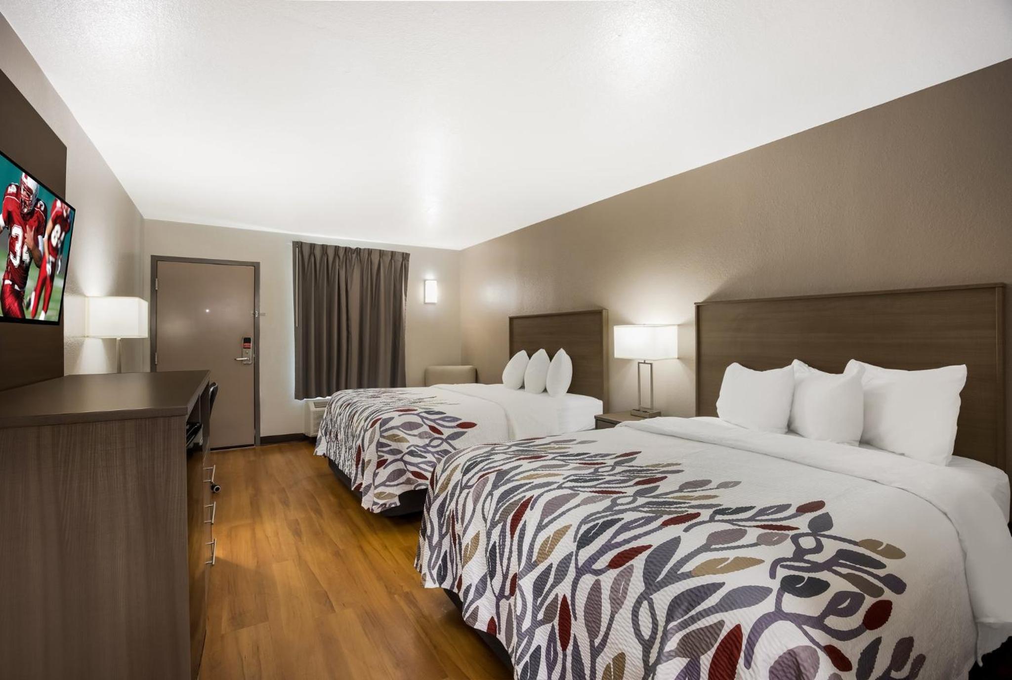 Deluxe Room with Two Queen Beds Smoke Free - Photo 3