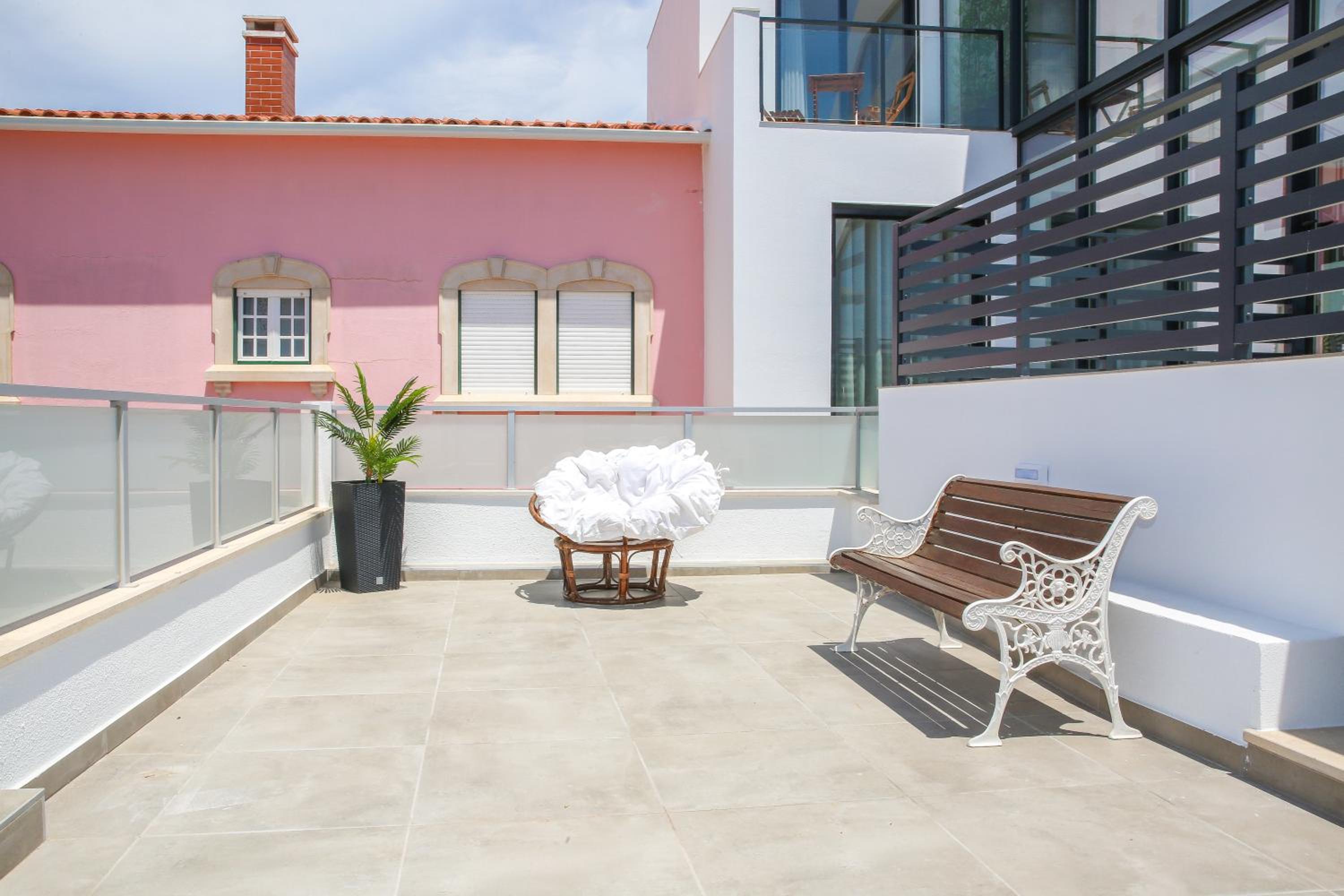King Suite with Balcony - Photo 6