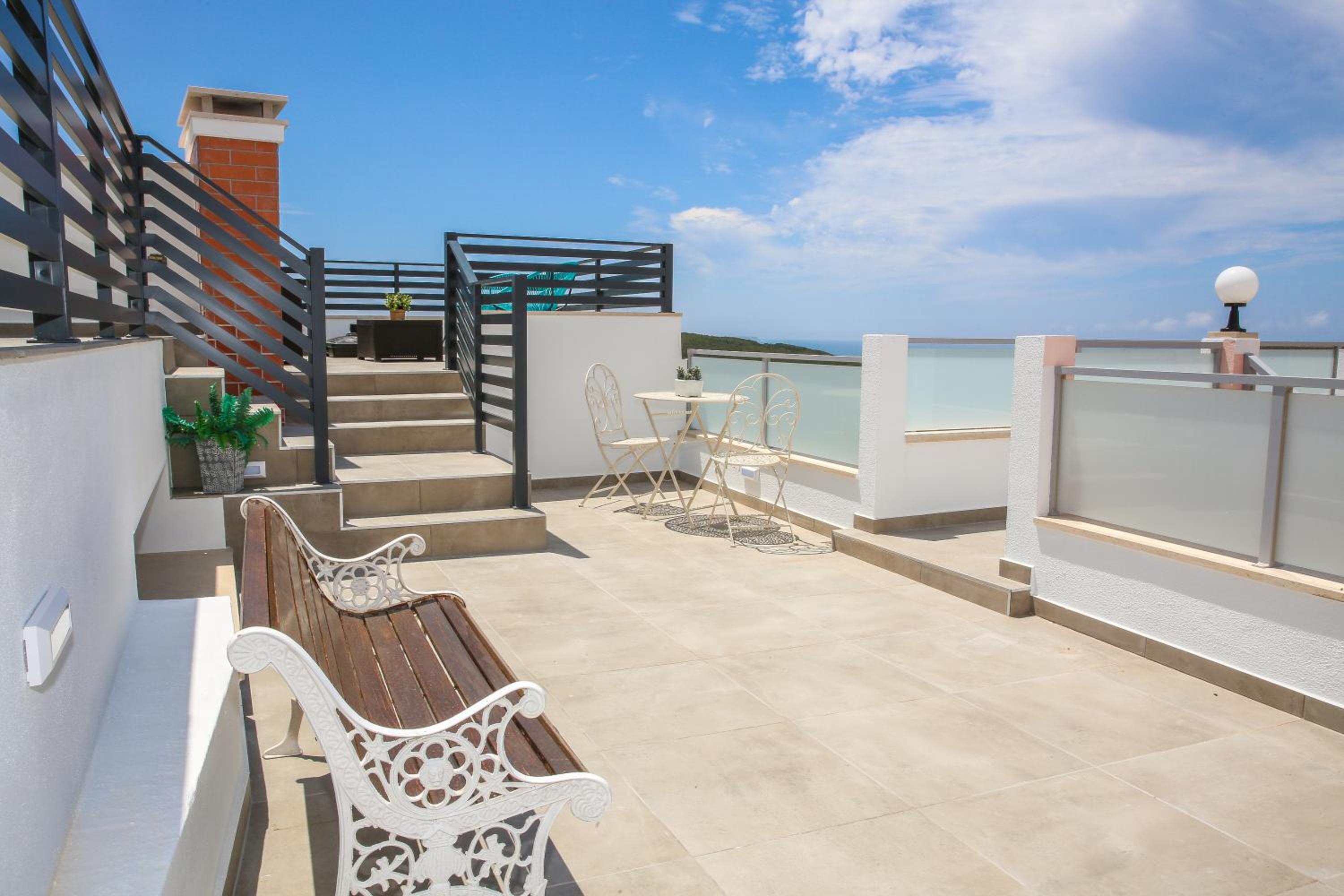 King Suite with Balcony - Photo 5