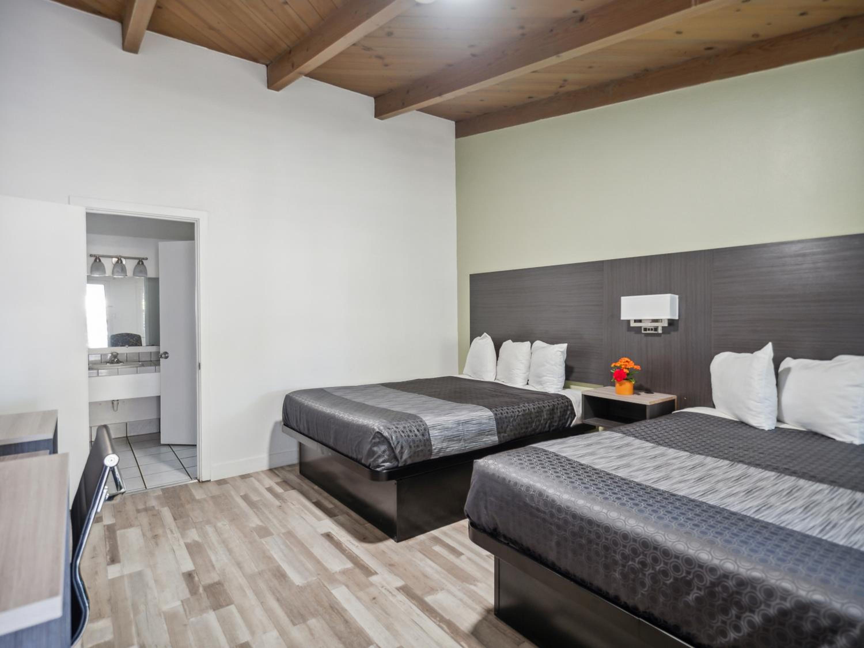 Queen Room with Two Queen Beds - Photo 2