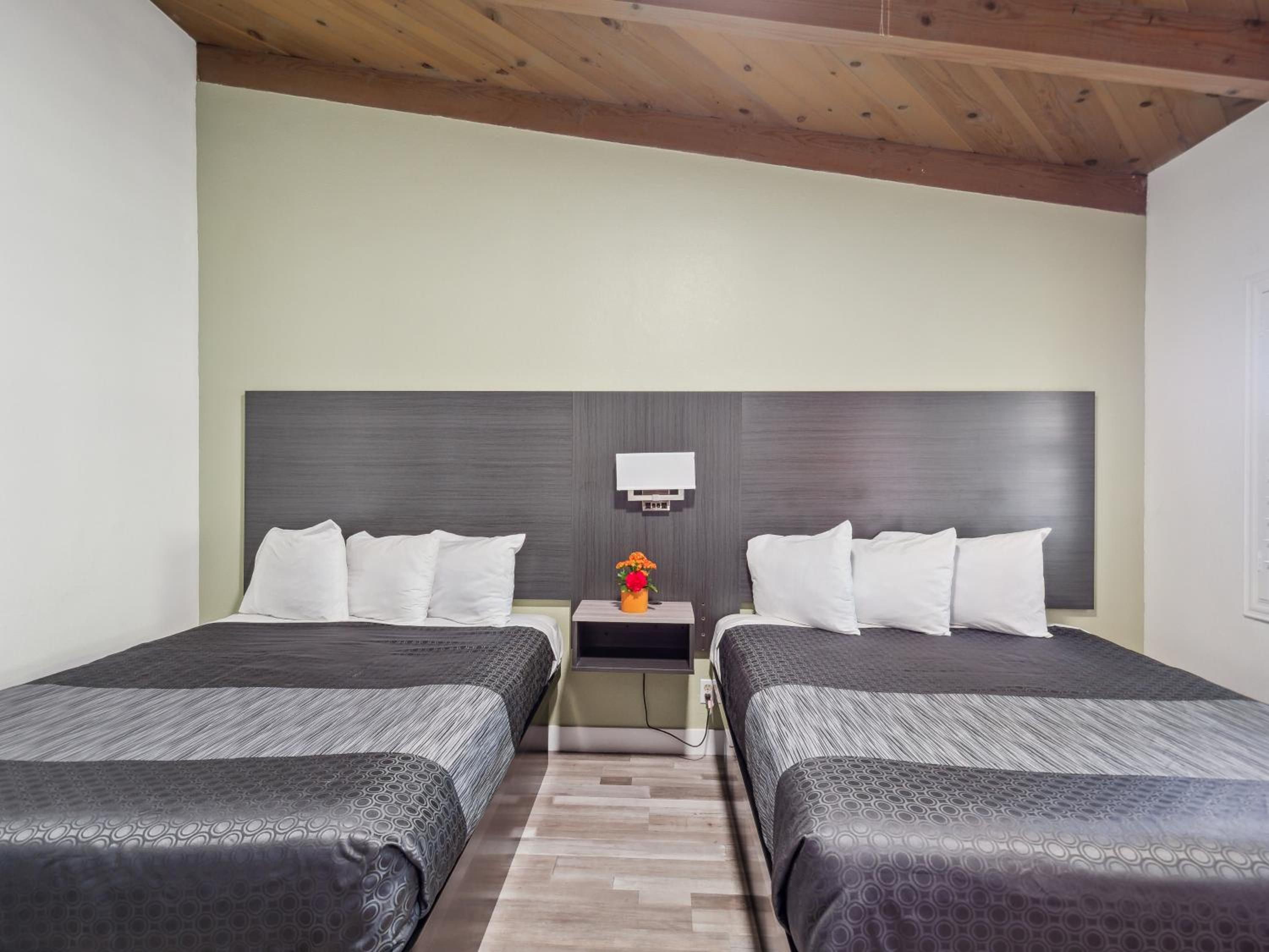 Queen Room with Two Queen Beds - Photo 4