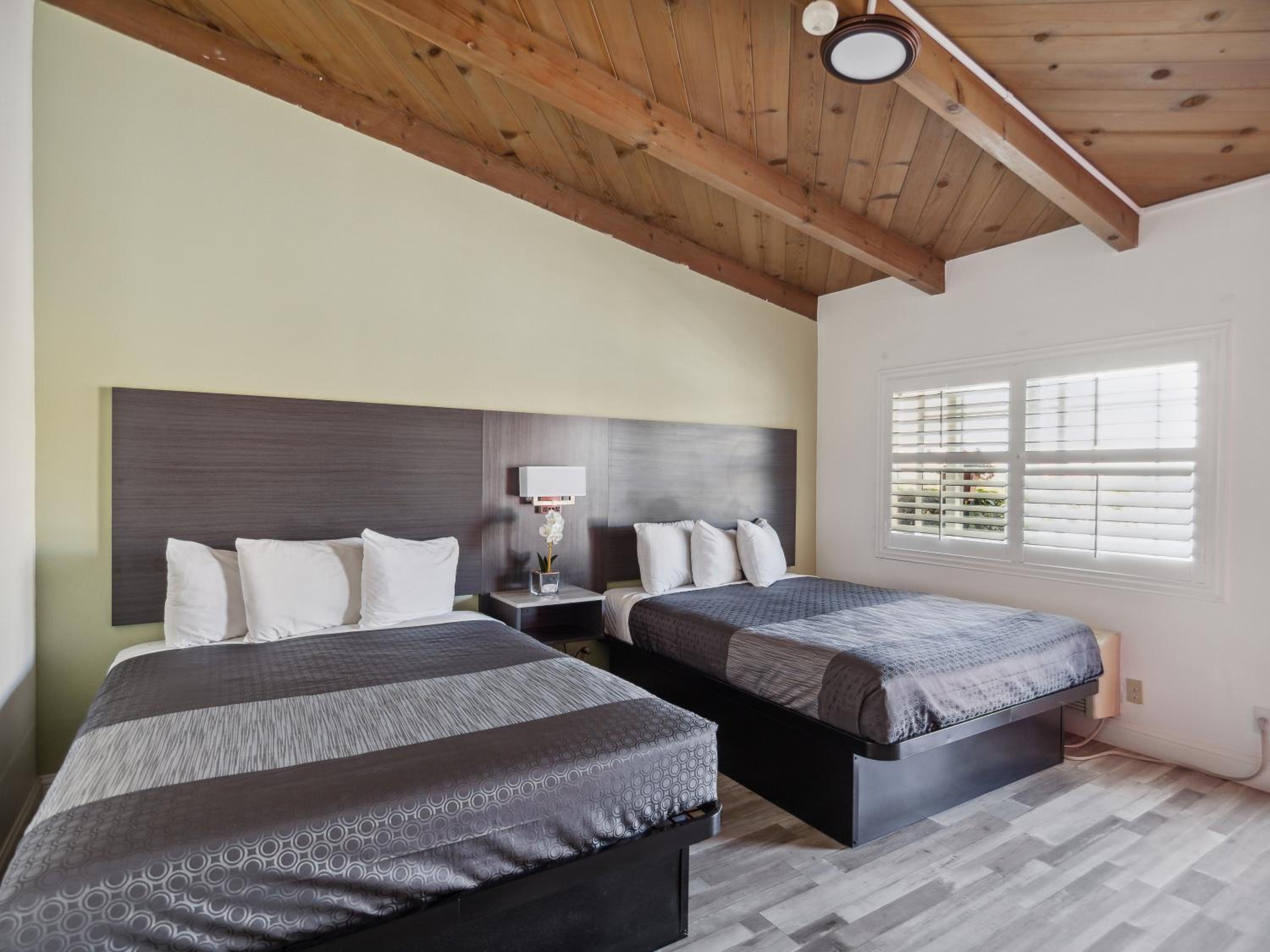 Queen Room with Two Queen Beds - Photo 6