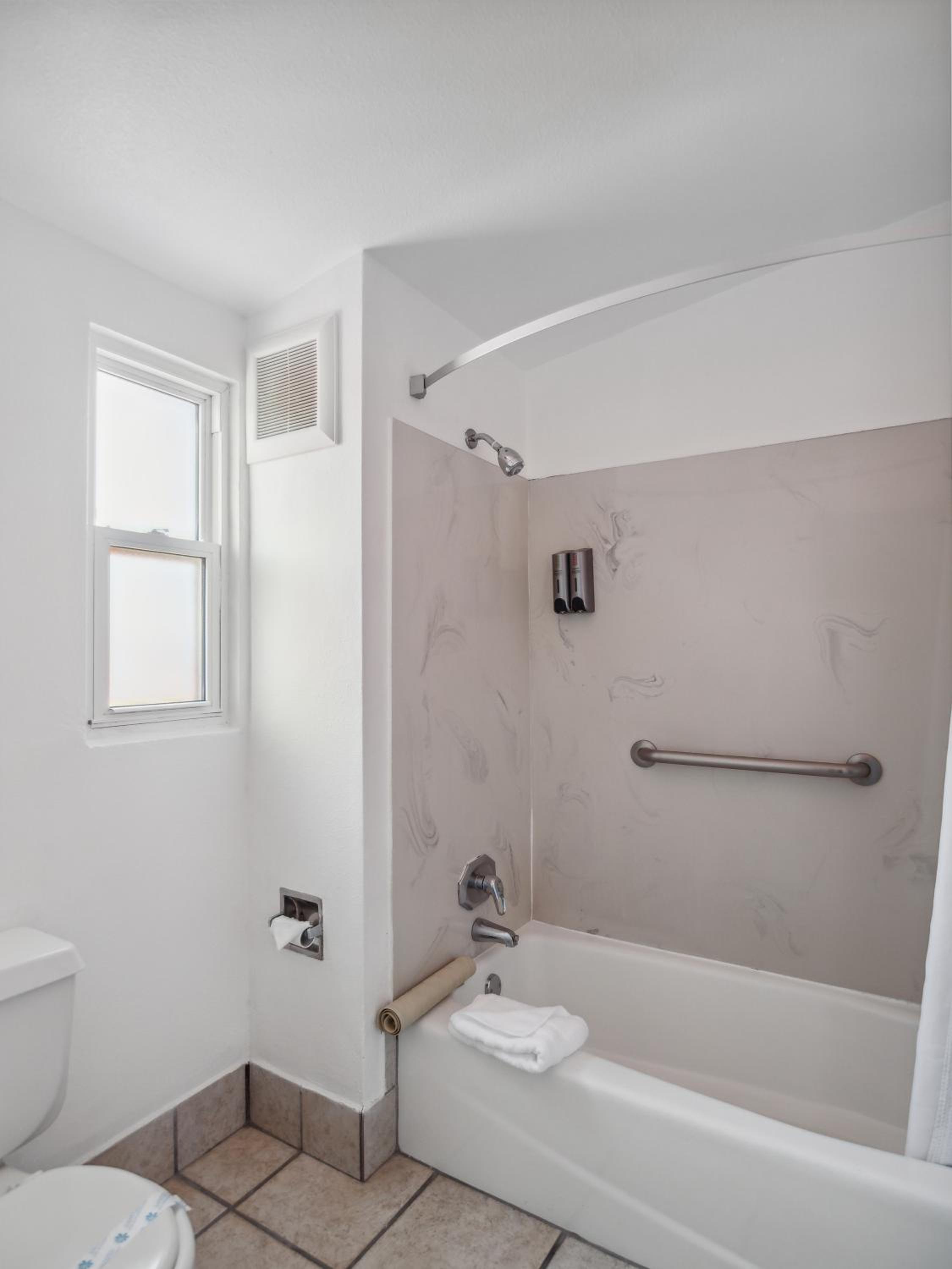 Standard King Room - Photo 6