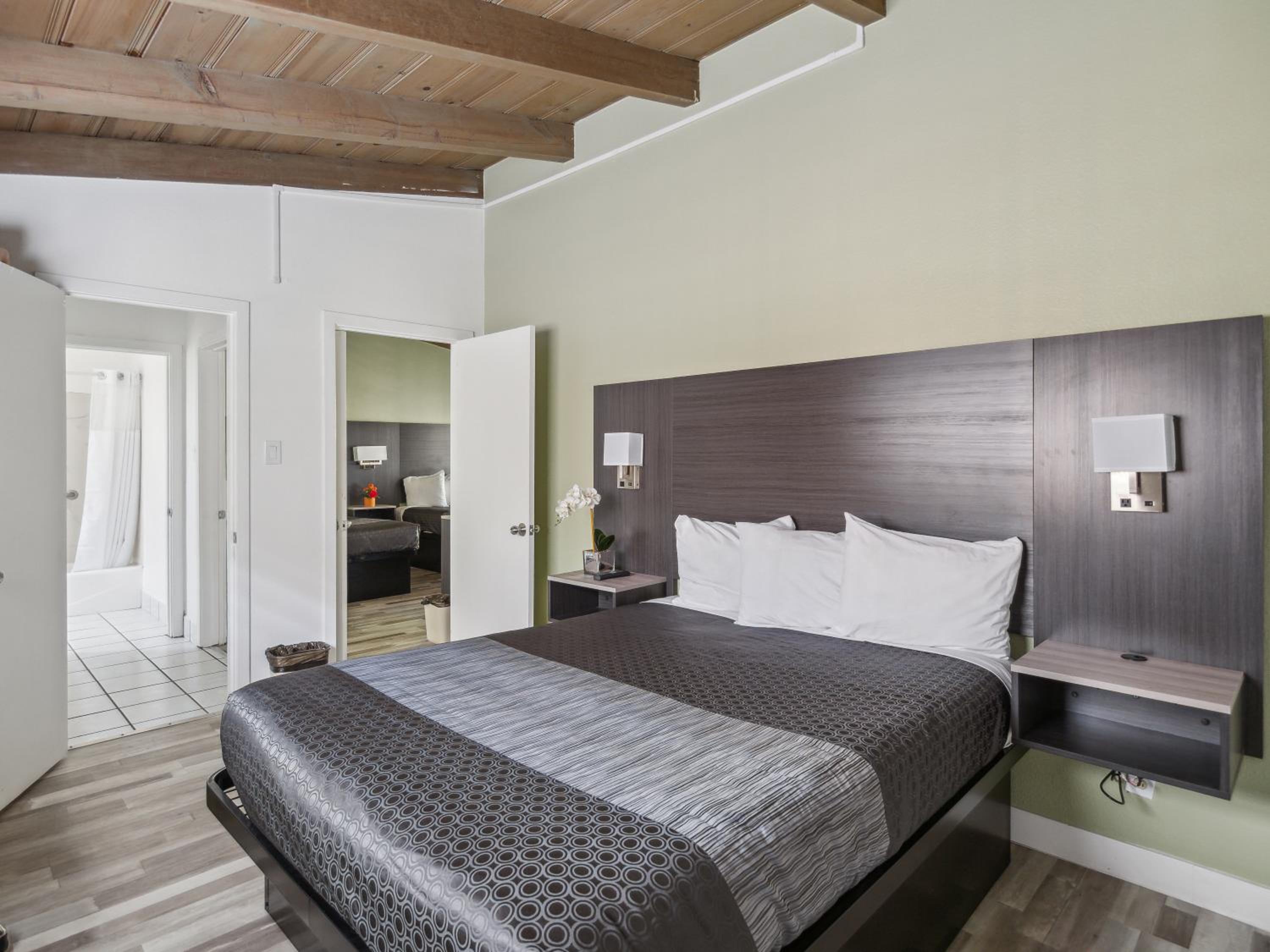 Suite - Photo 8