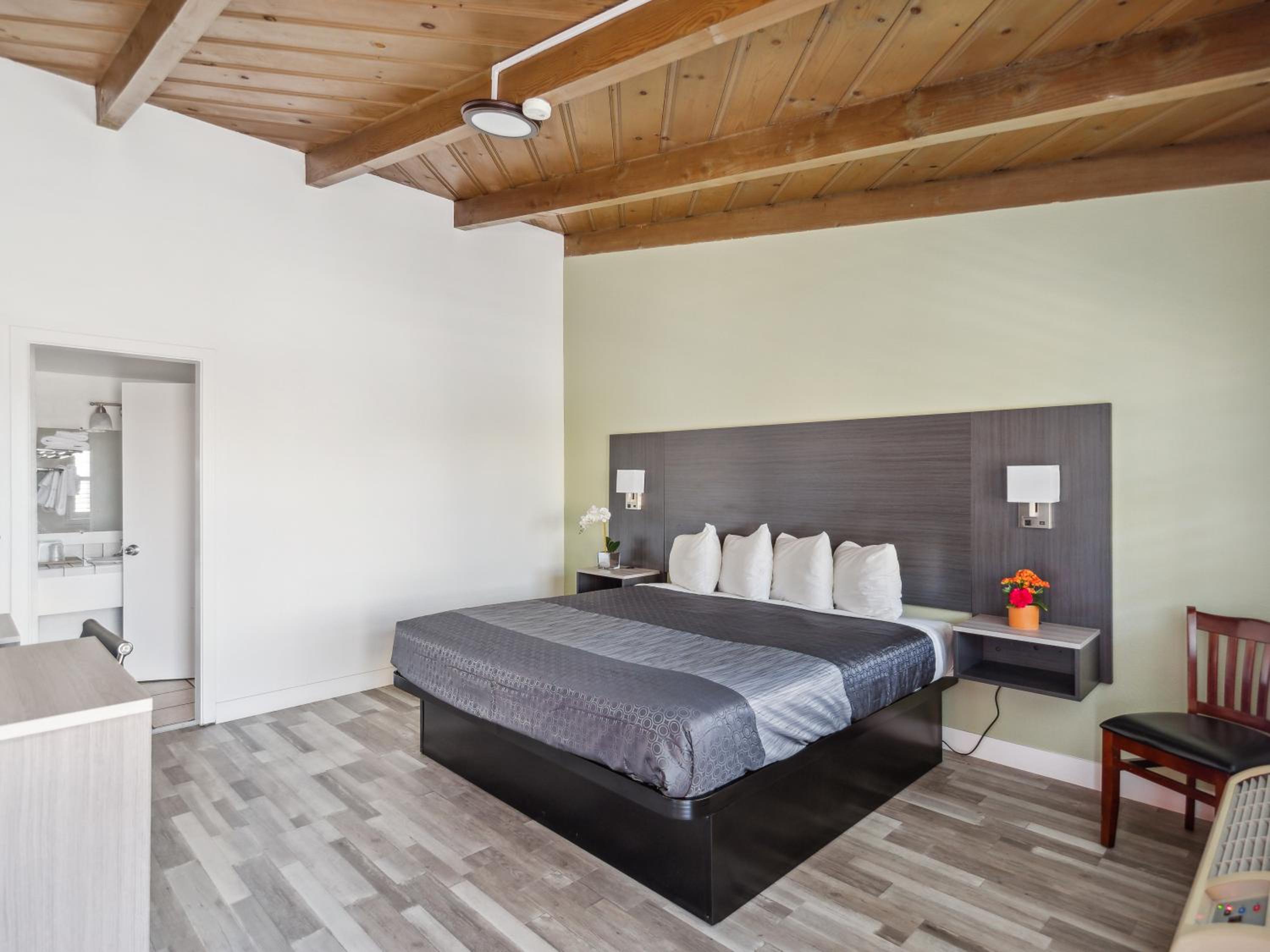 Standard King Room - Photo 2