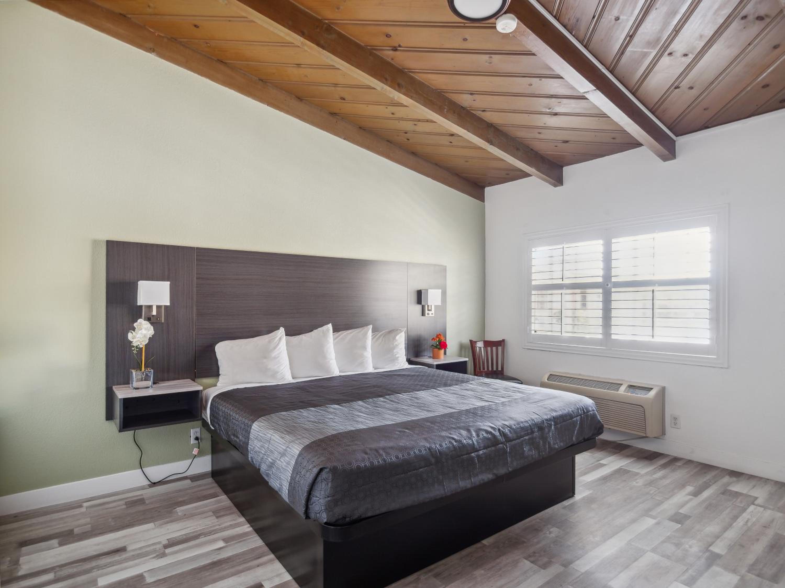 Standard King Room - Photo 4