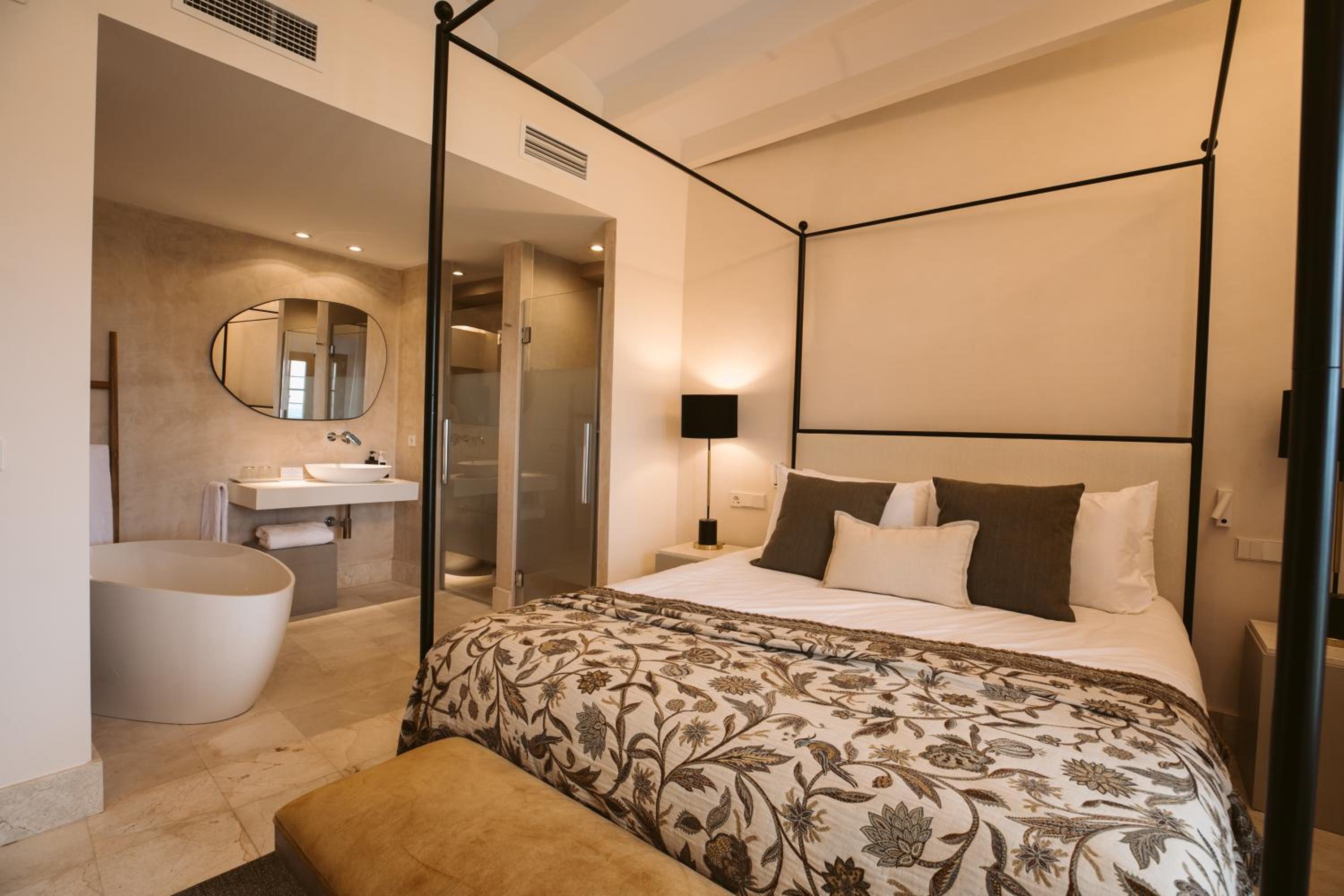 Deluxe Double Room with Bath photo 3