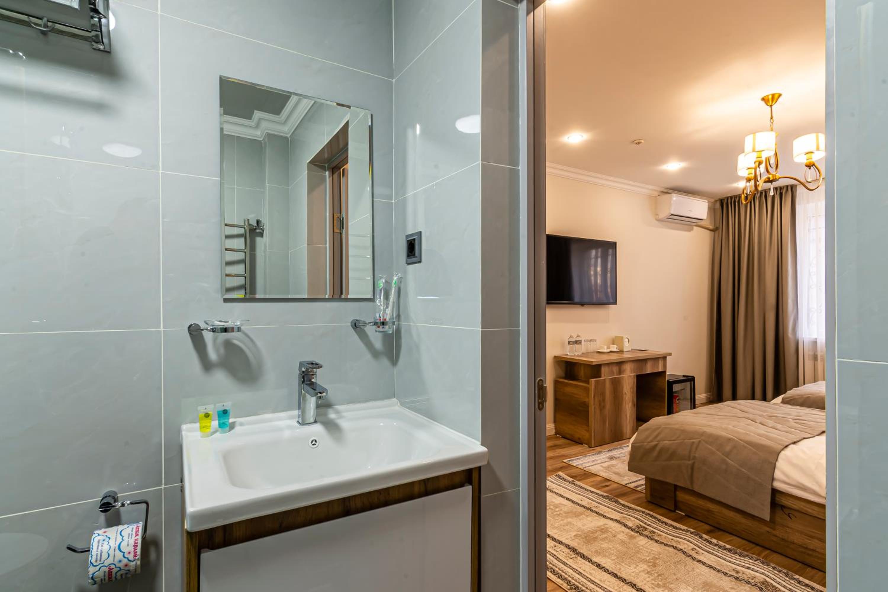 Twin Room with Shower - Photo 24