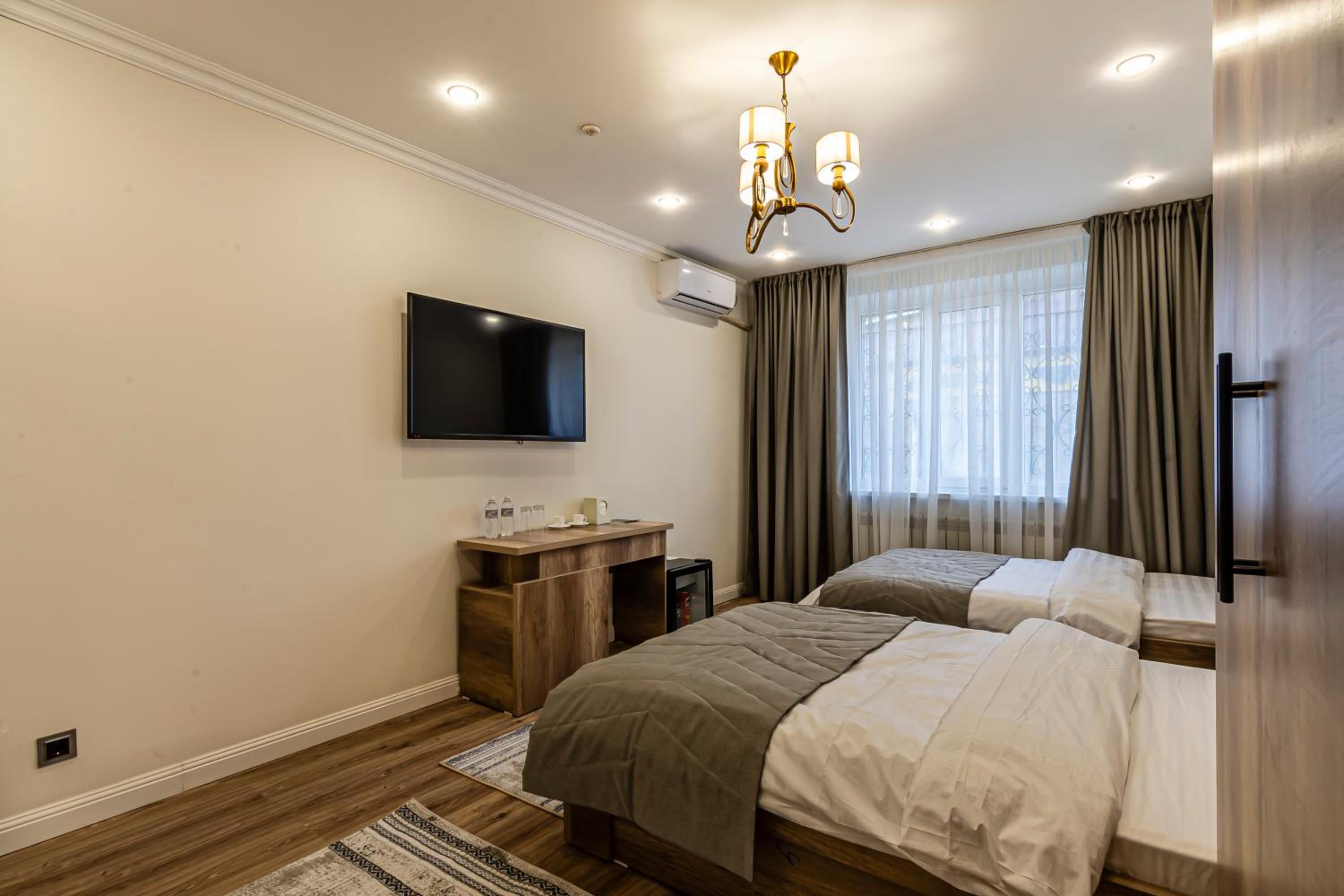 Twin Room with Shower - Photo 4