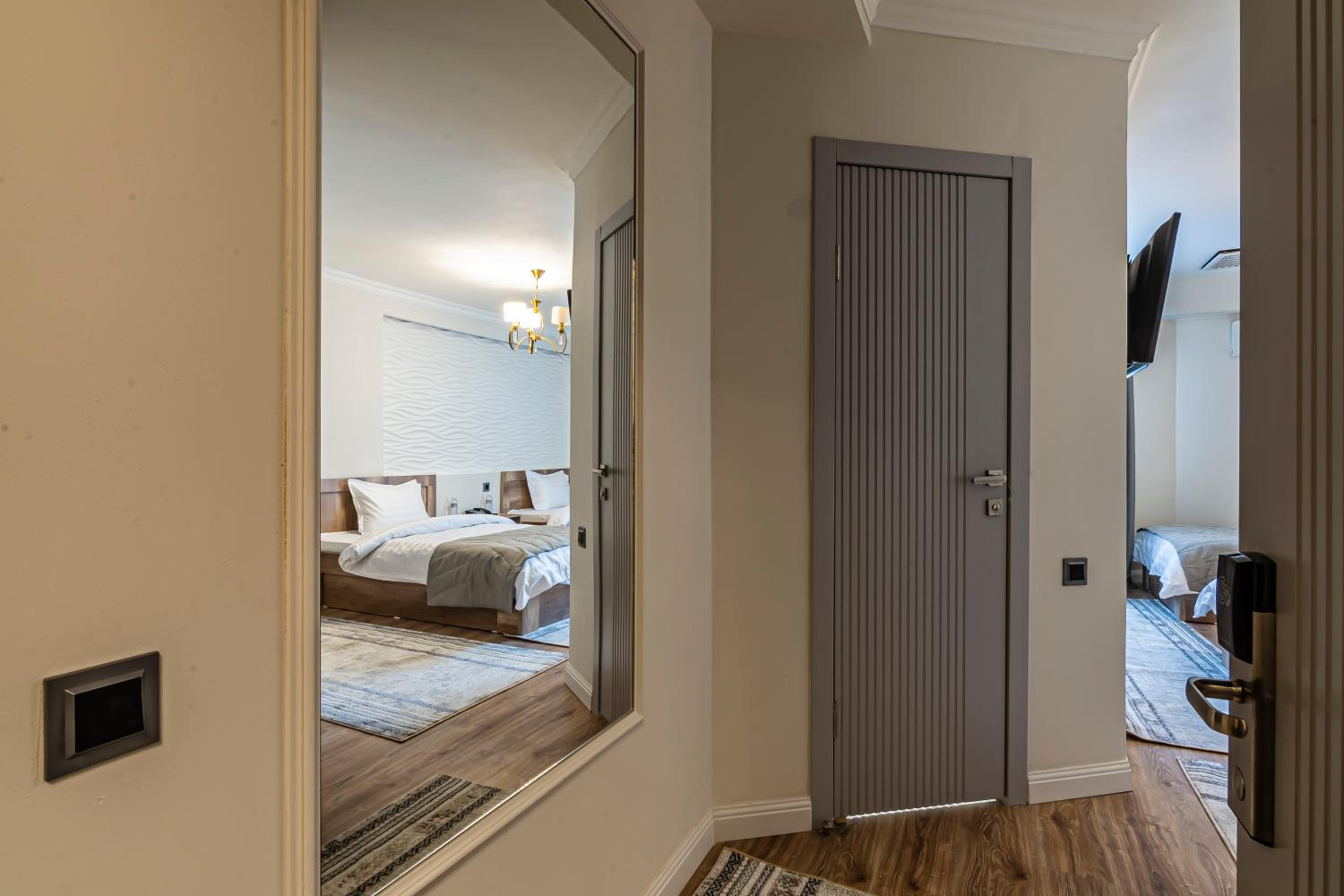 Twin Room with Shower - Photo 7