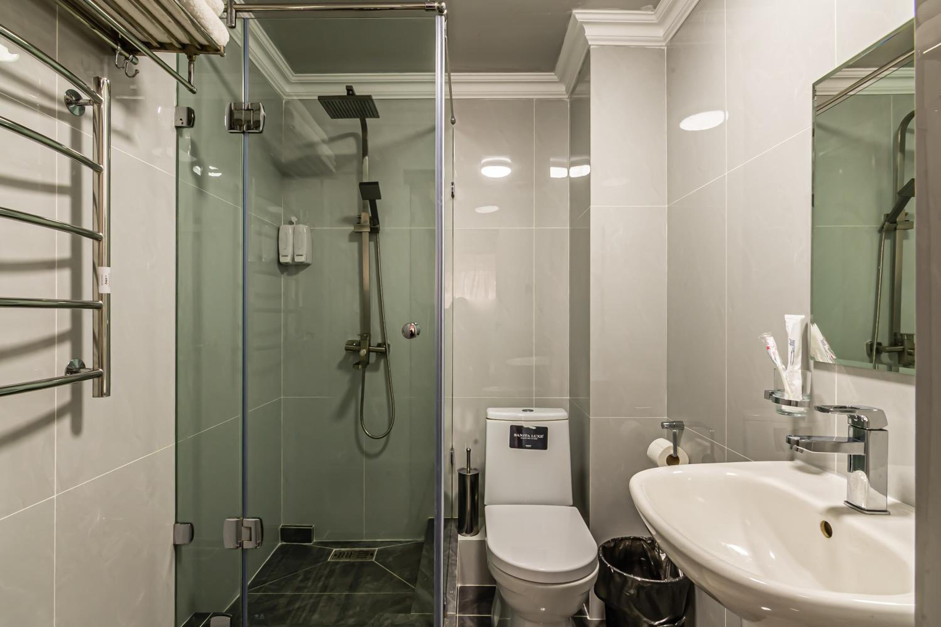 Twin Room with Shower - Photo 6