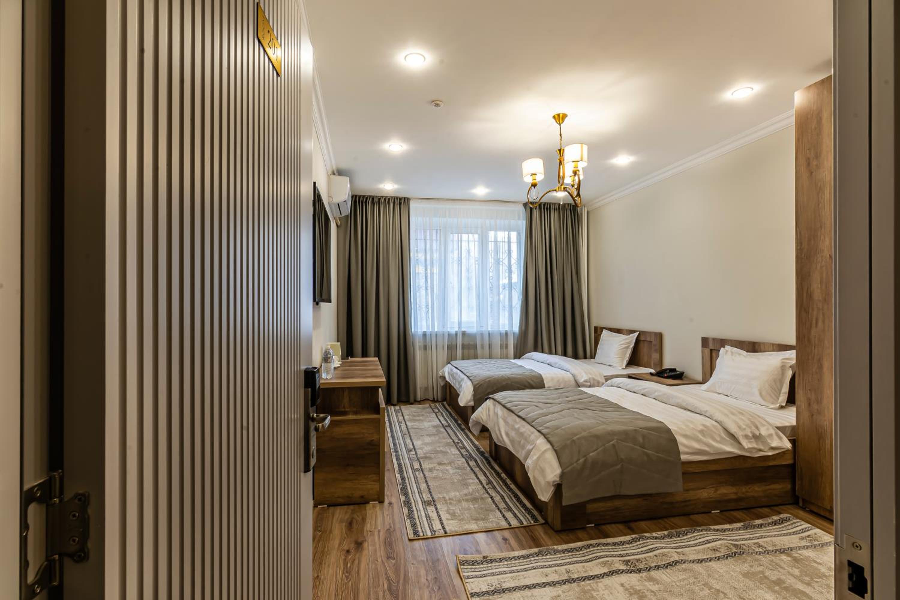 Twin Room with Shower - Photo 12