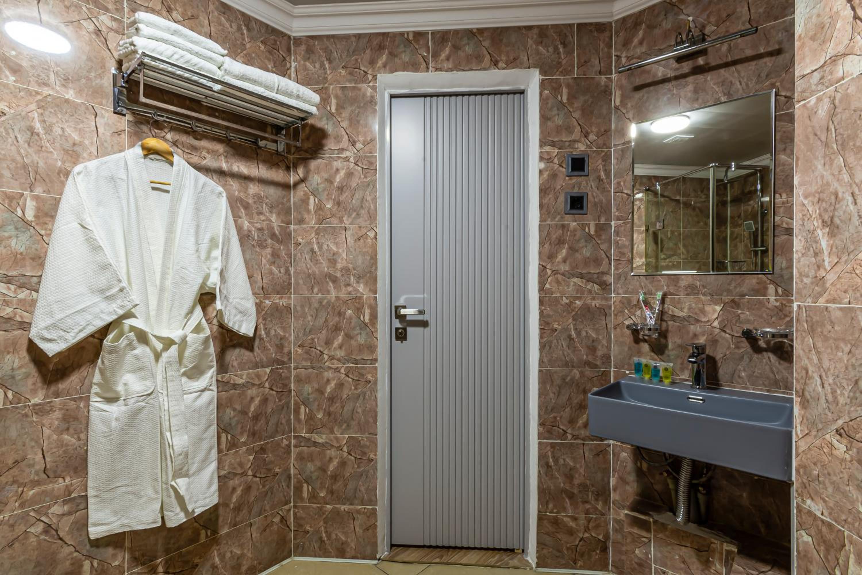 Twin Room with Shower - Photo 20