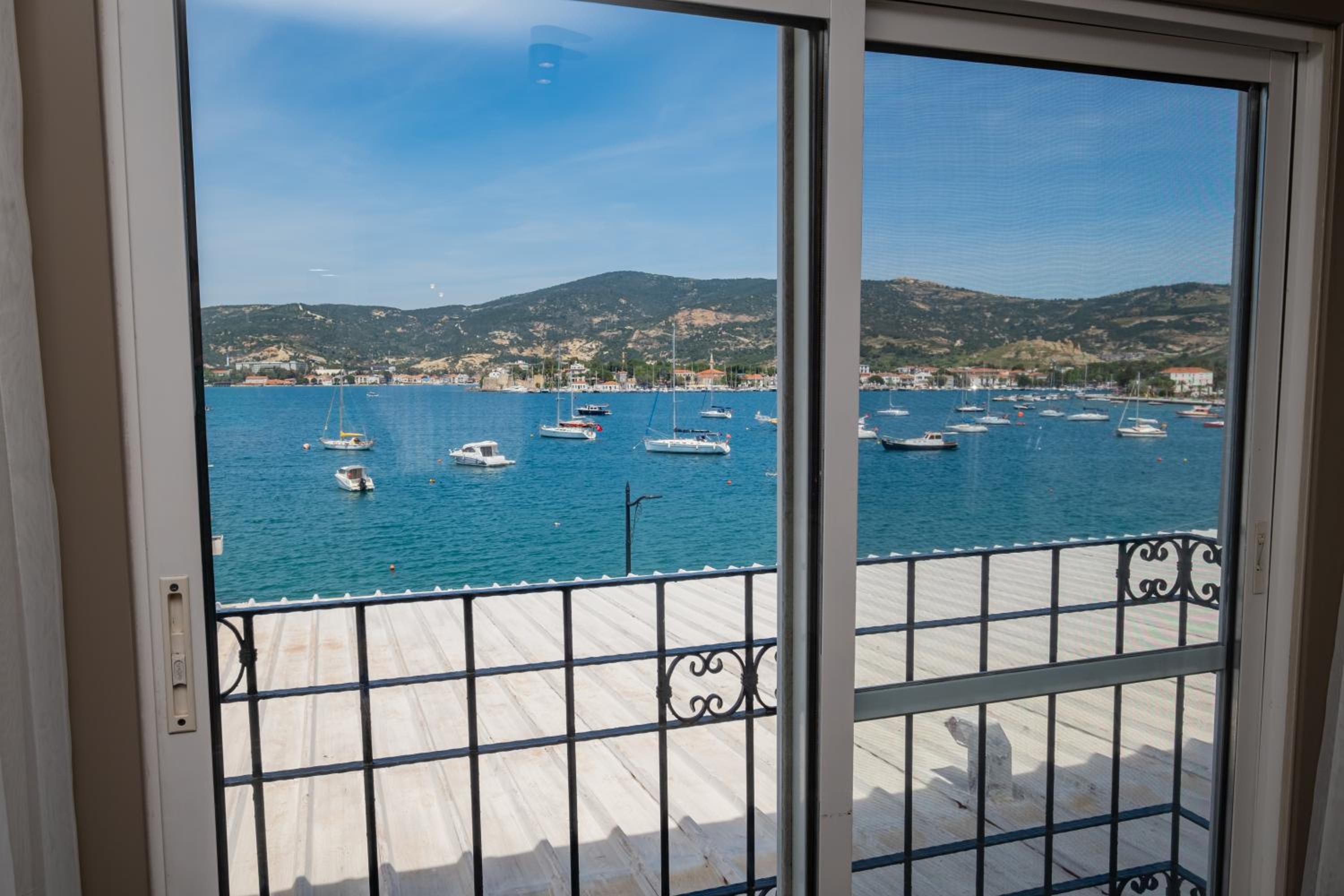 Deluxe Suite with Sea View photo 2