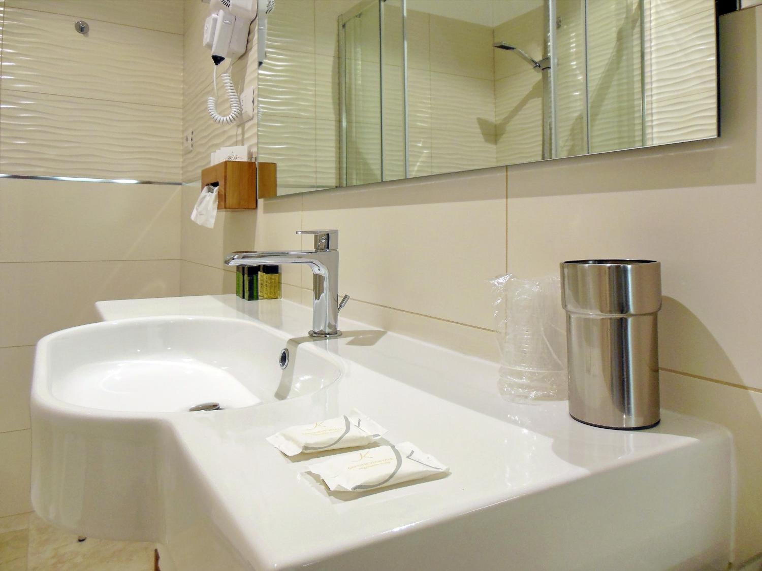 Suite - Photo 18