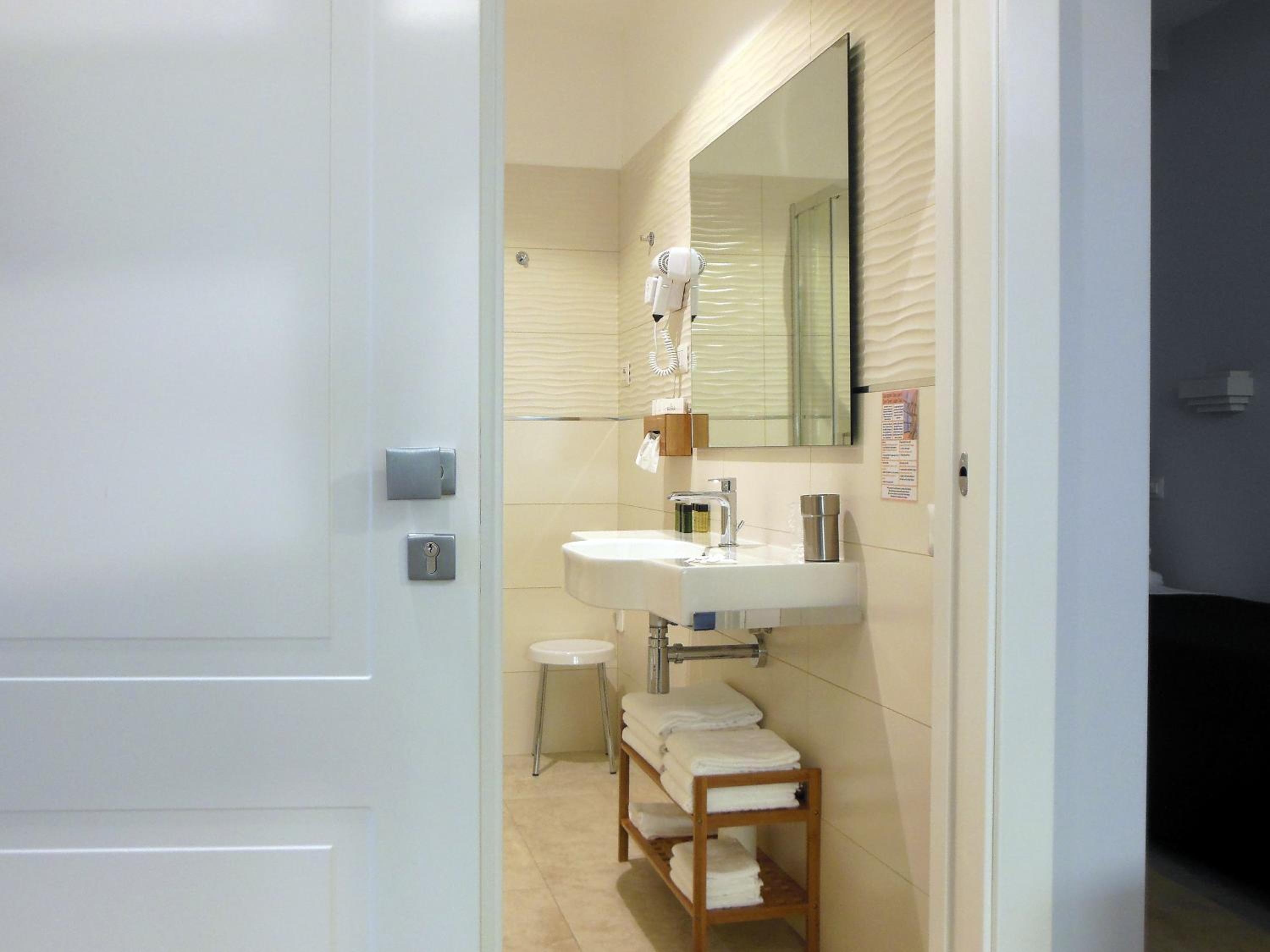 Suite - Photo 16