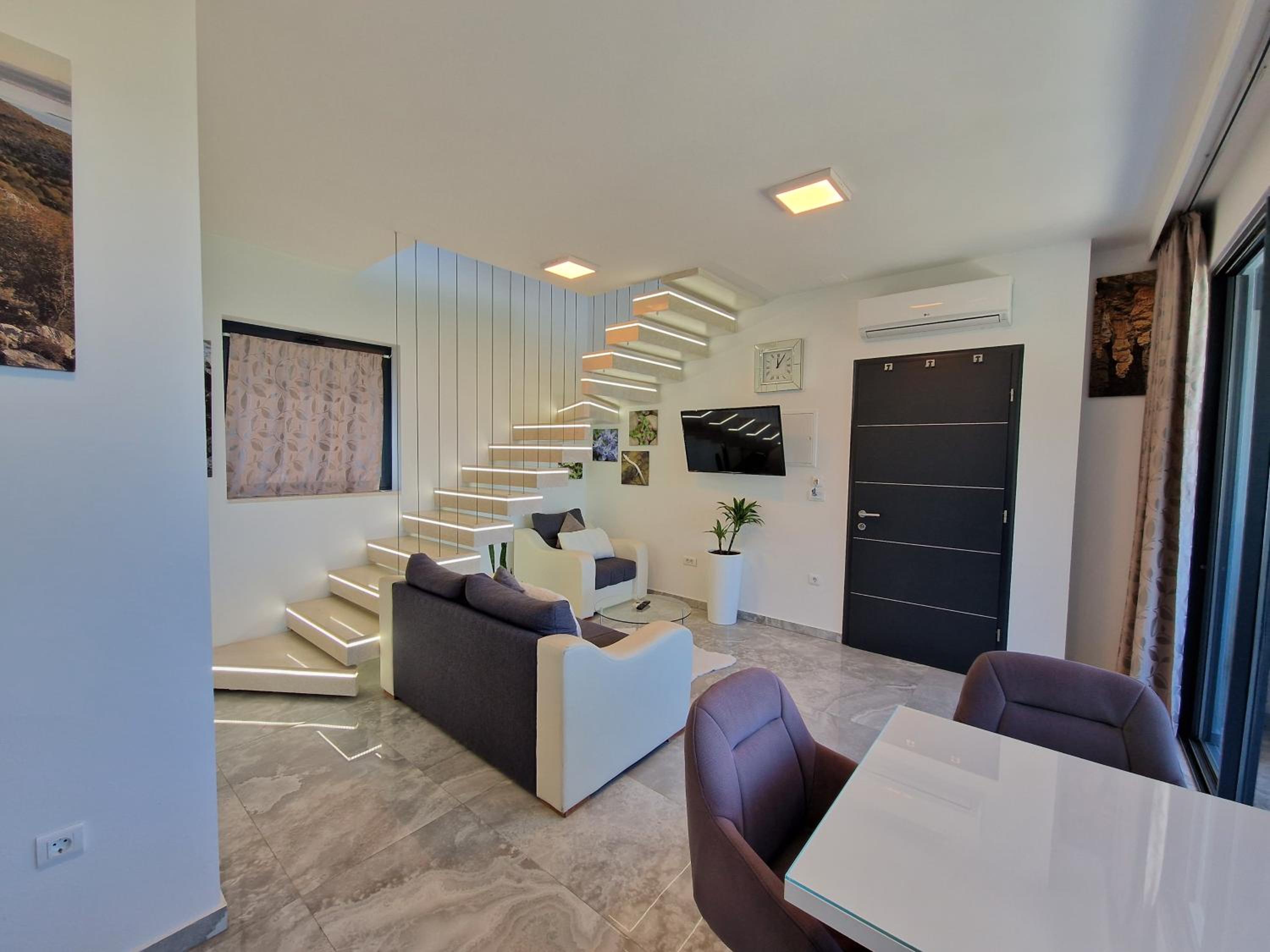 One-Bedroom Apartment with Sea View - Split Level photo 3