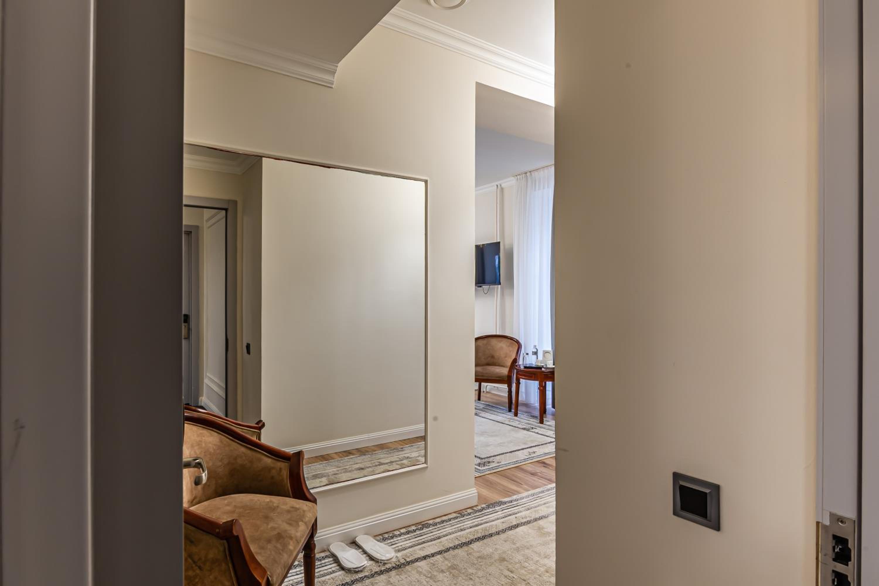 Large Double Room - Photo 3