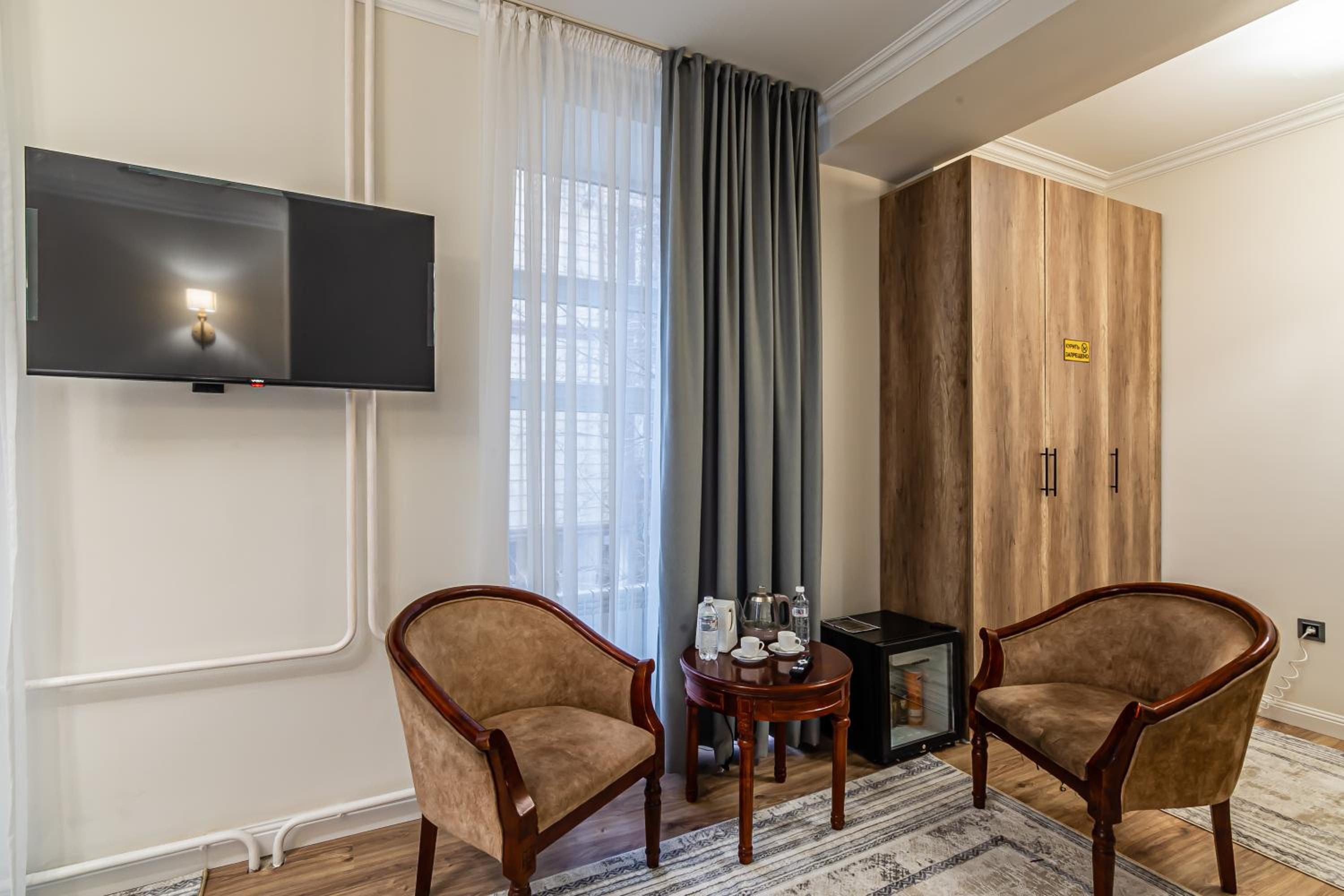 Large Double Room - Photo 23