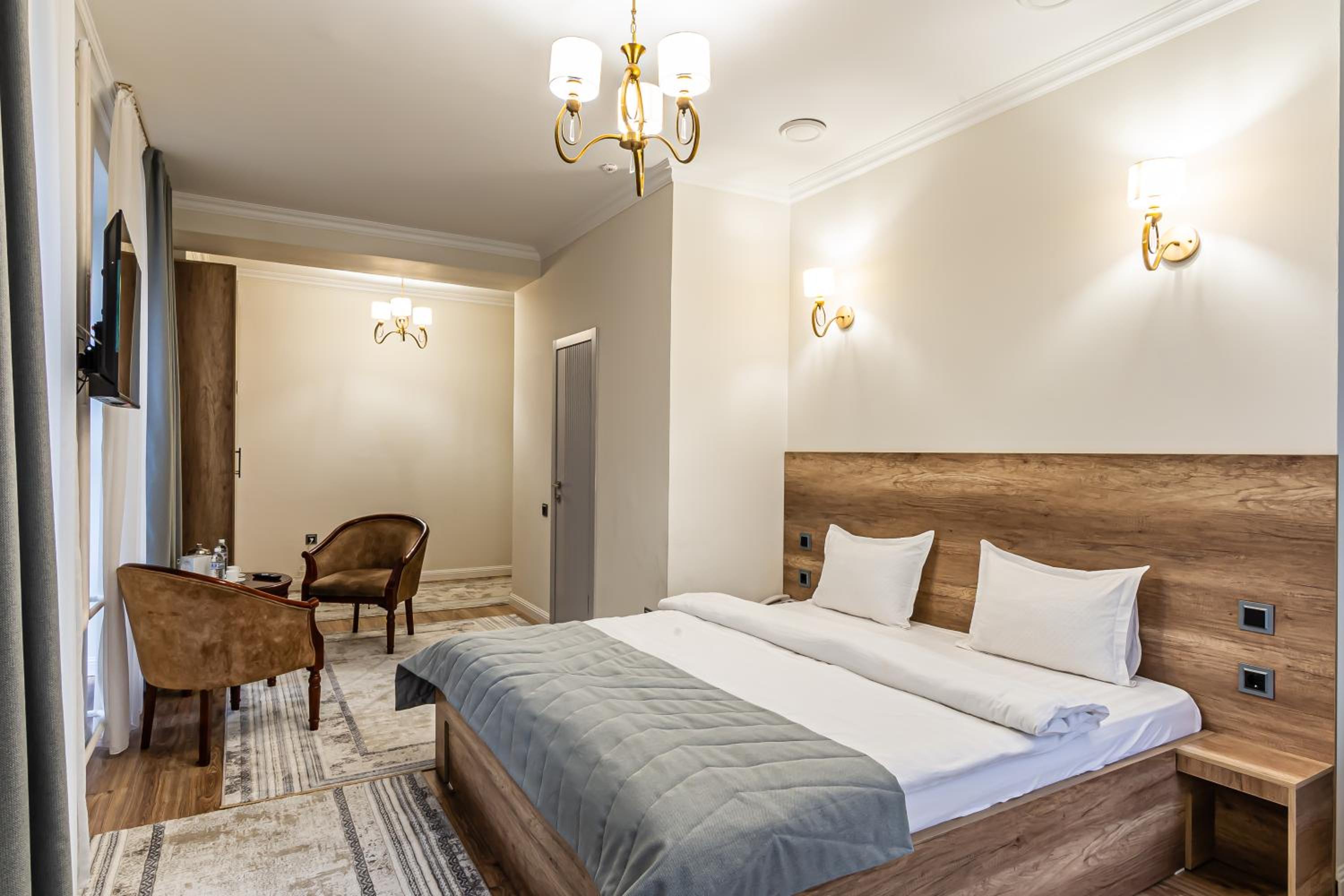 Large Double Room - Photo 1