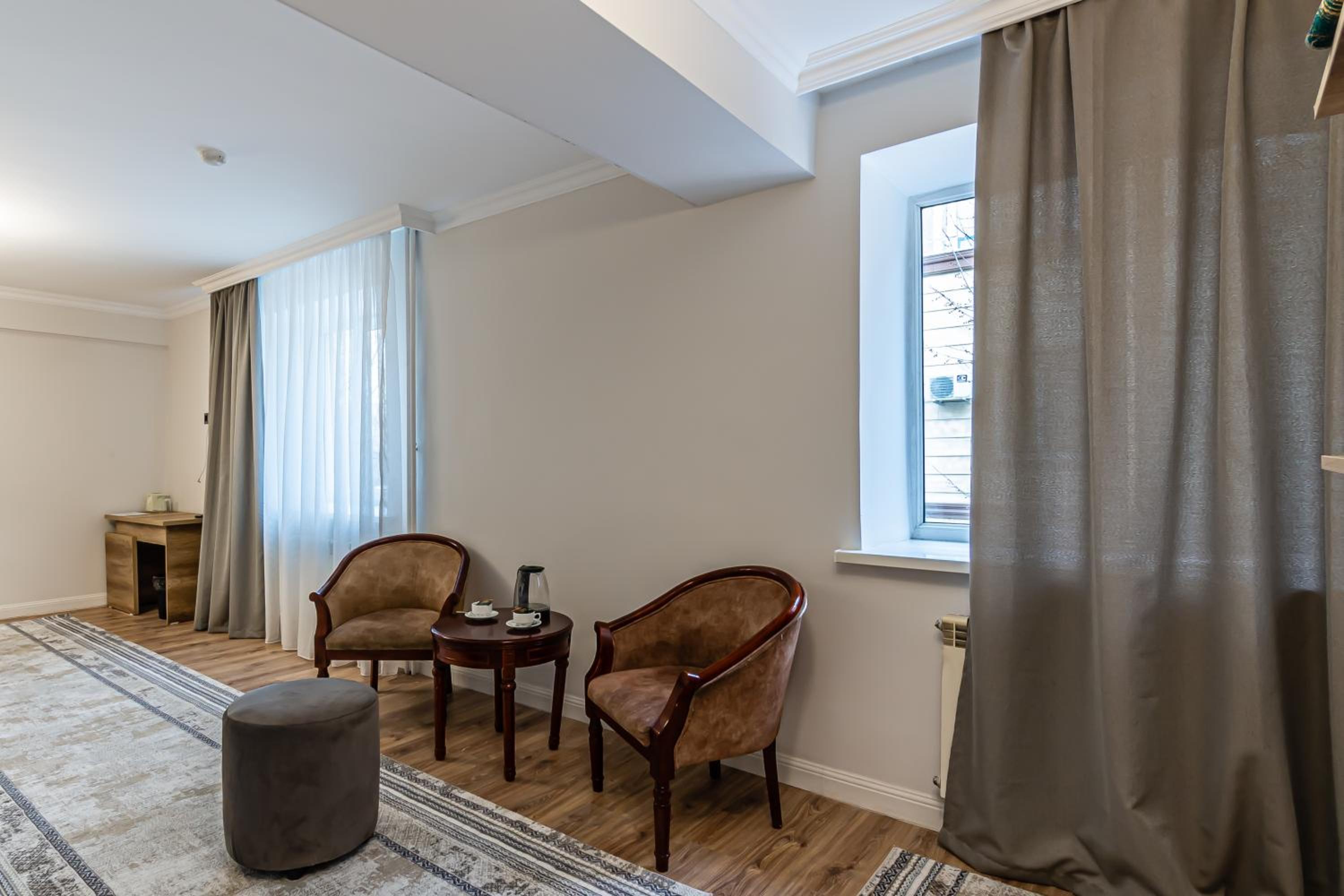 Large Double Room - Photo 17