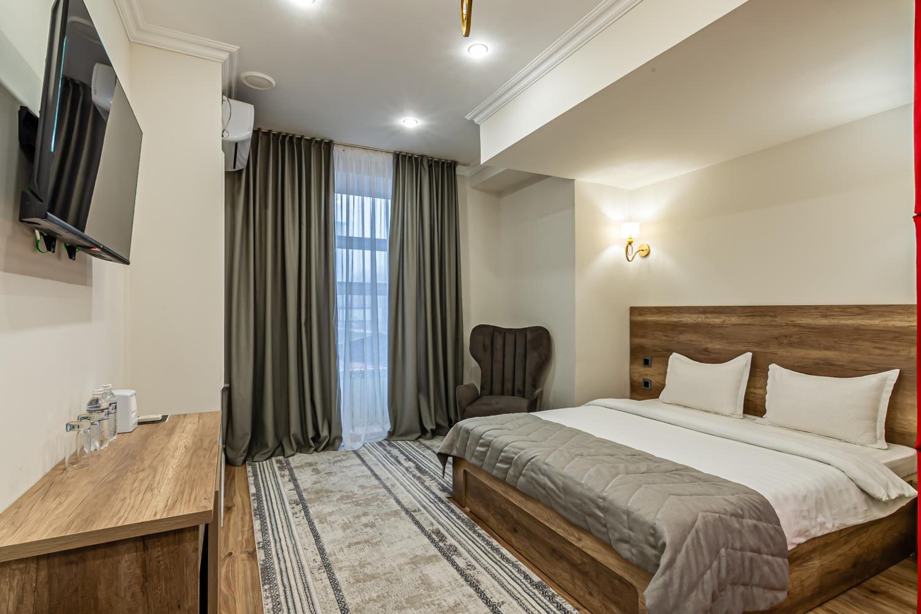 Large Double Room - Photo 9