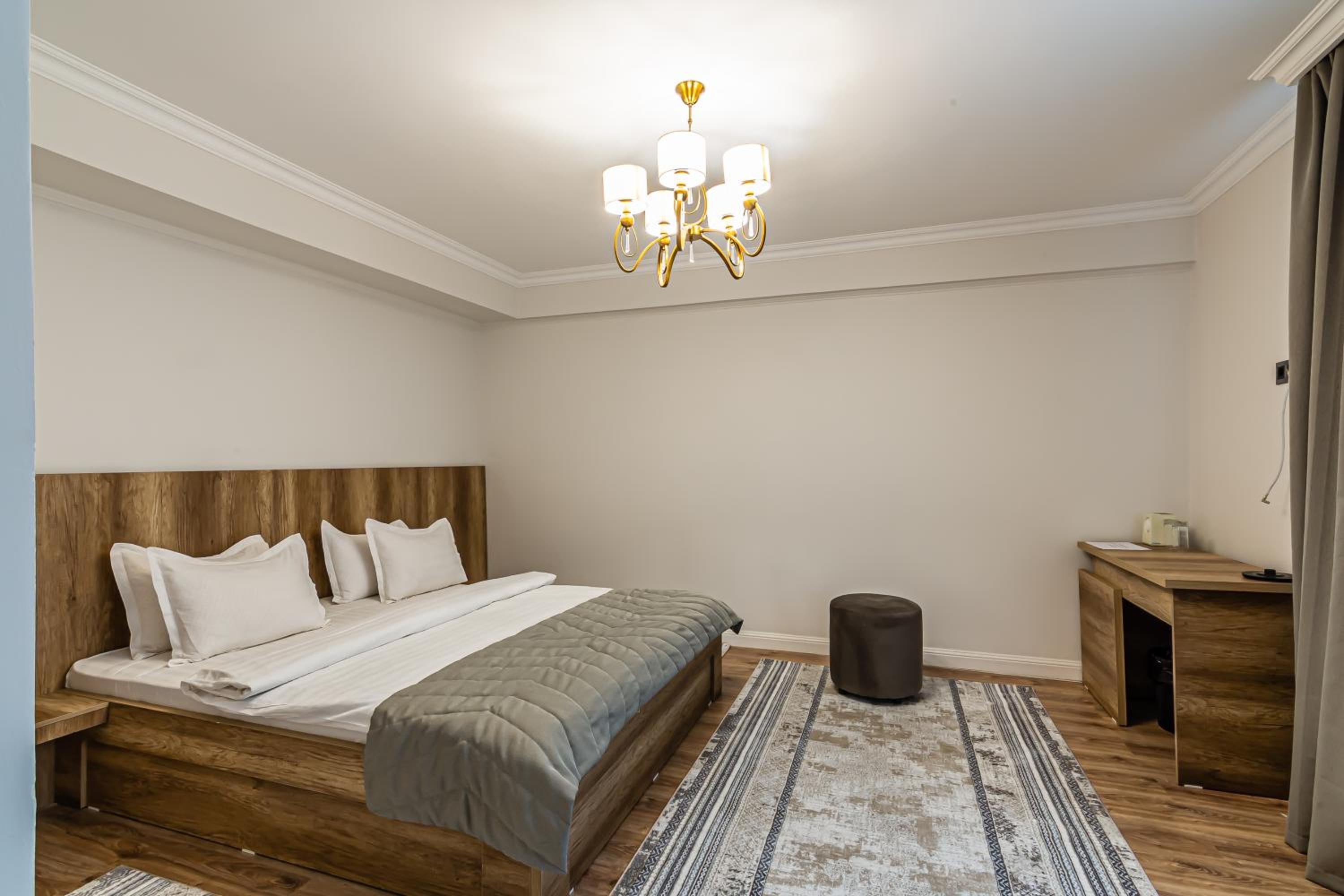 Large Double Room - Photo 8