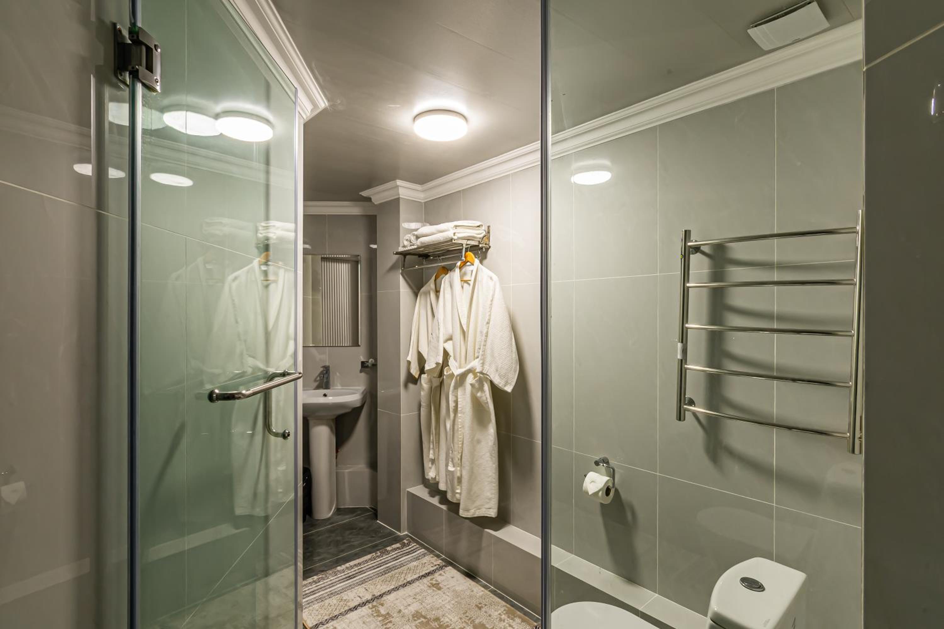 Large Double Room - Photo 10