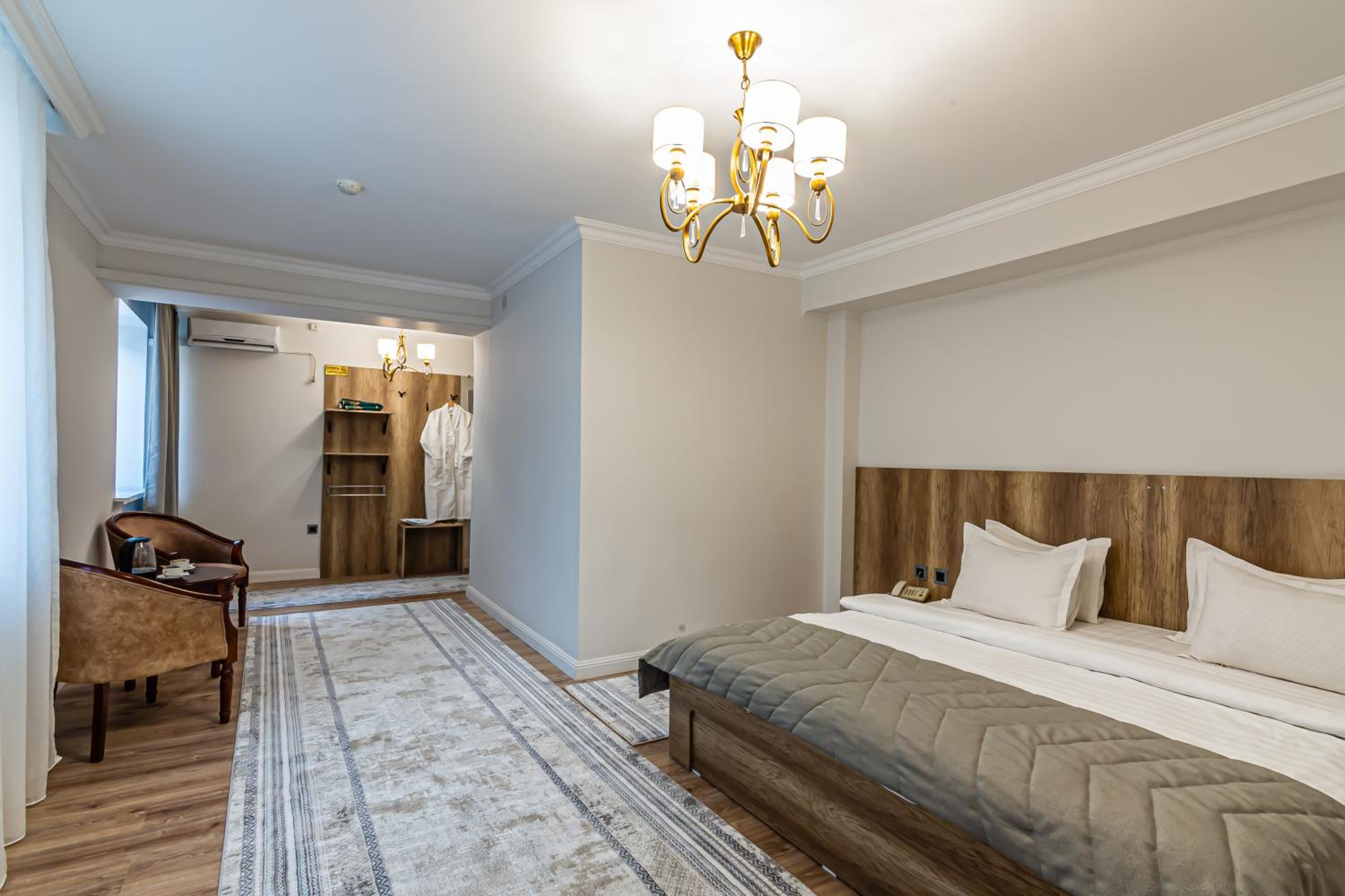 Large Double Room - Photo 11