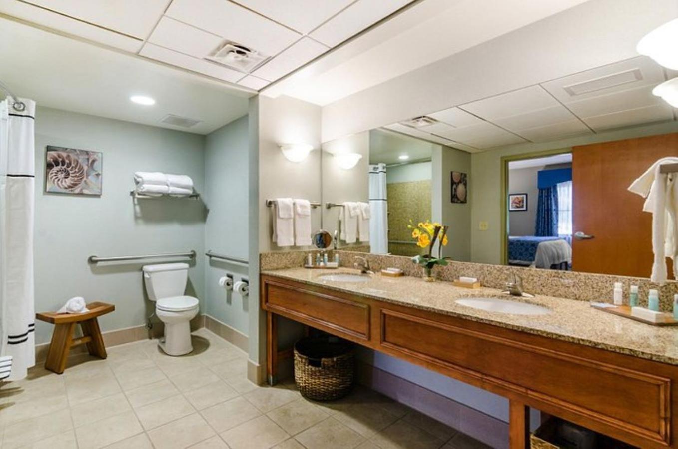 Queen Room with Accessible Tub - Accessible/Non-Smoking photo 2