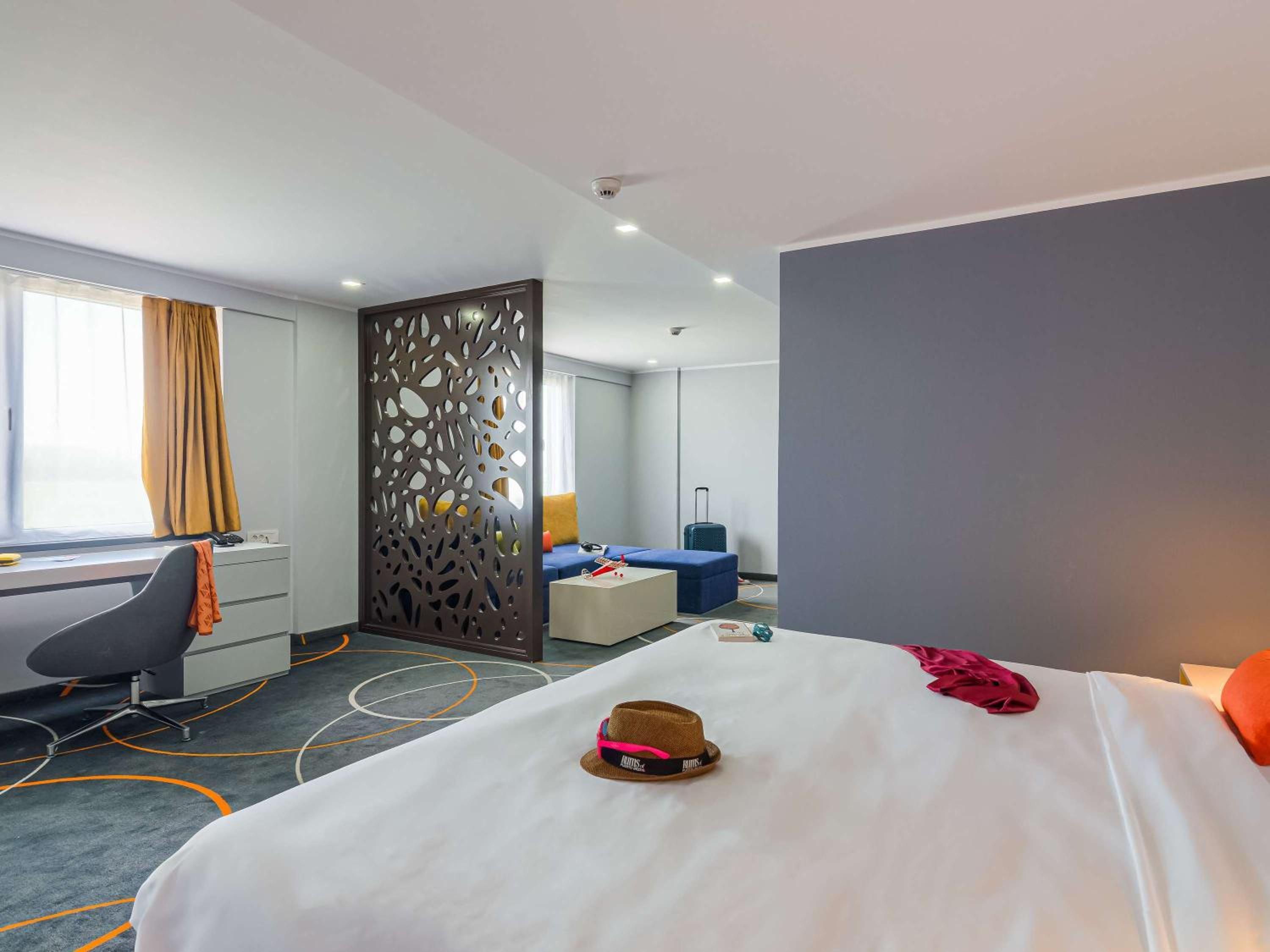Premium King Room with Sofa Bed - Photo 6