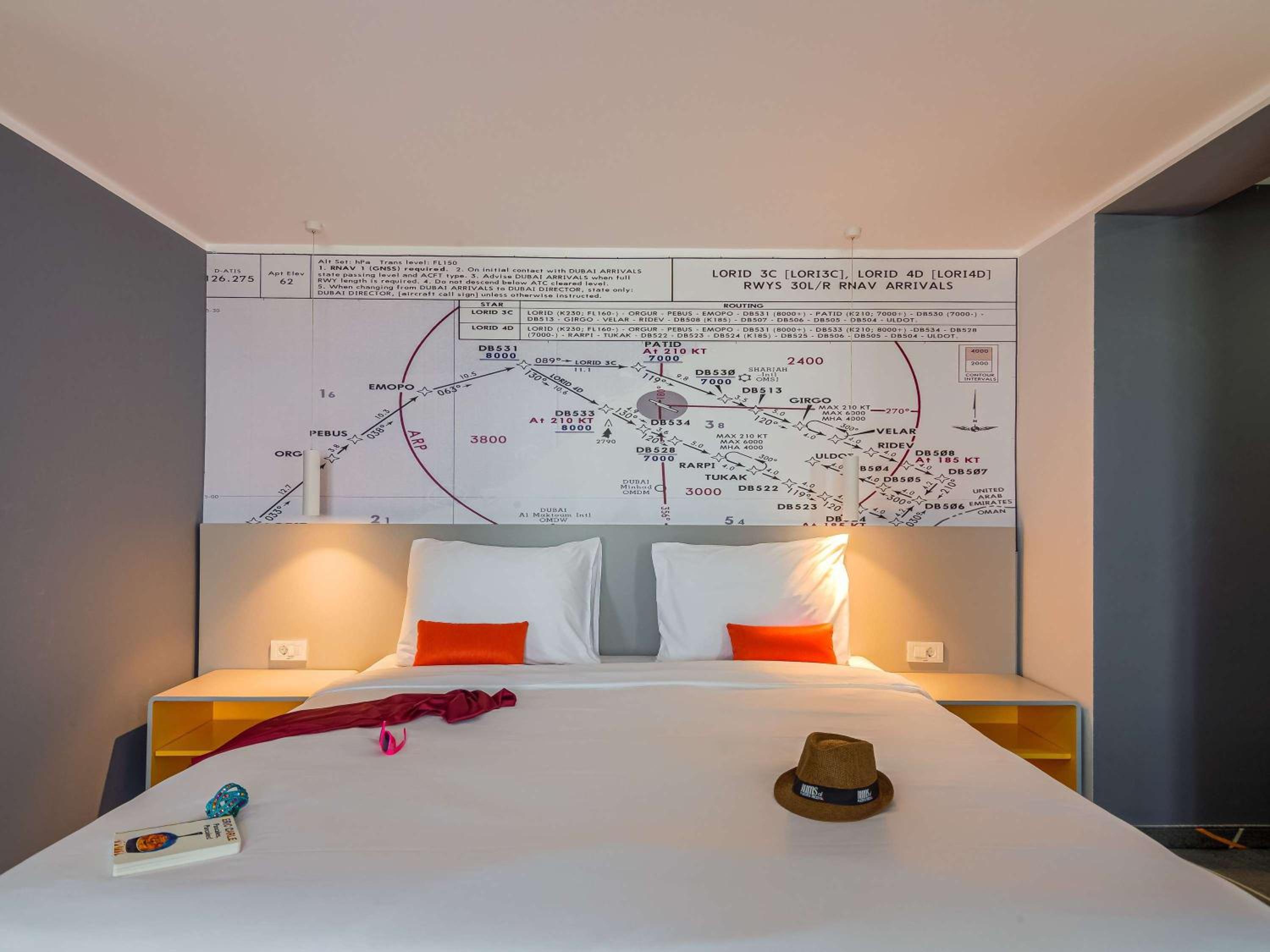 Premium King Room with Sofa Bed - Photo 5