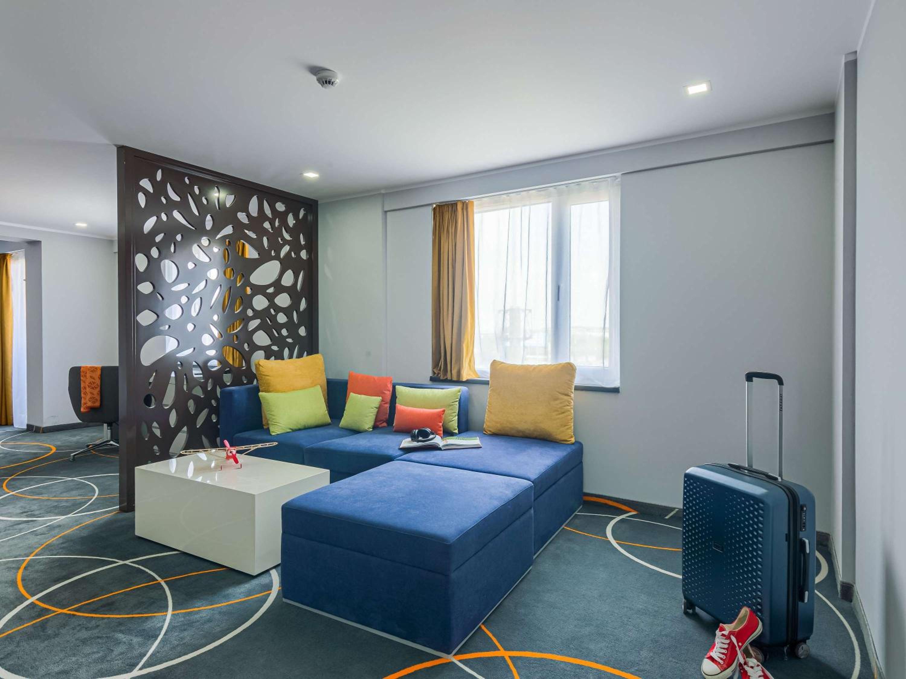 Premium King Room with Sofa Bed - Photo 7