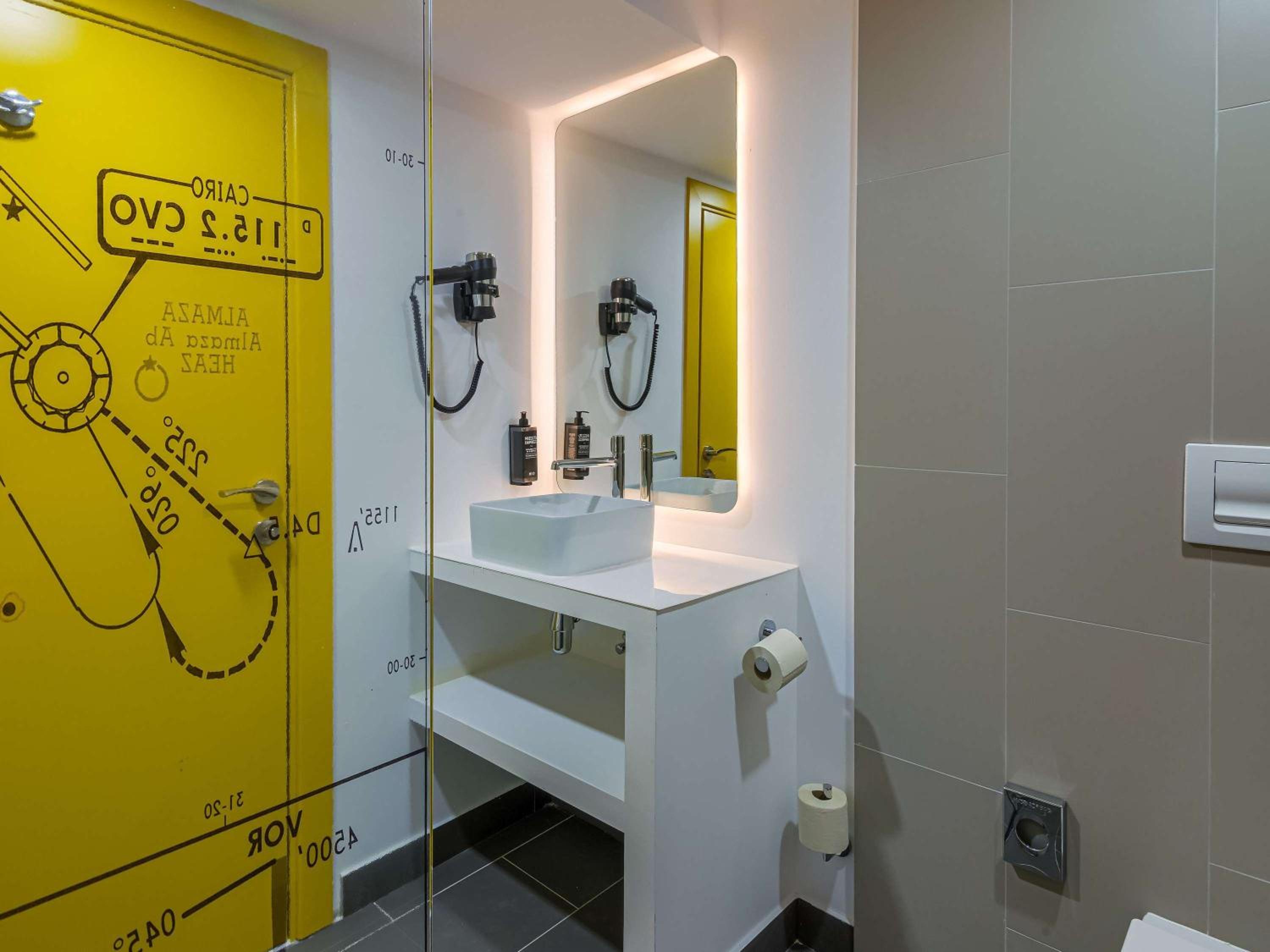 Standard Twin Room - Photo 4