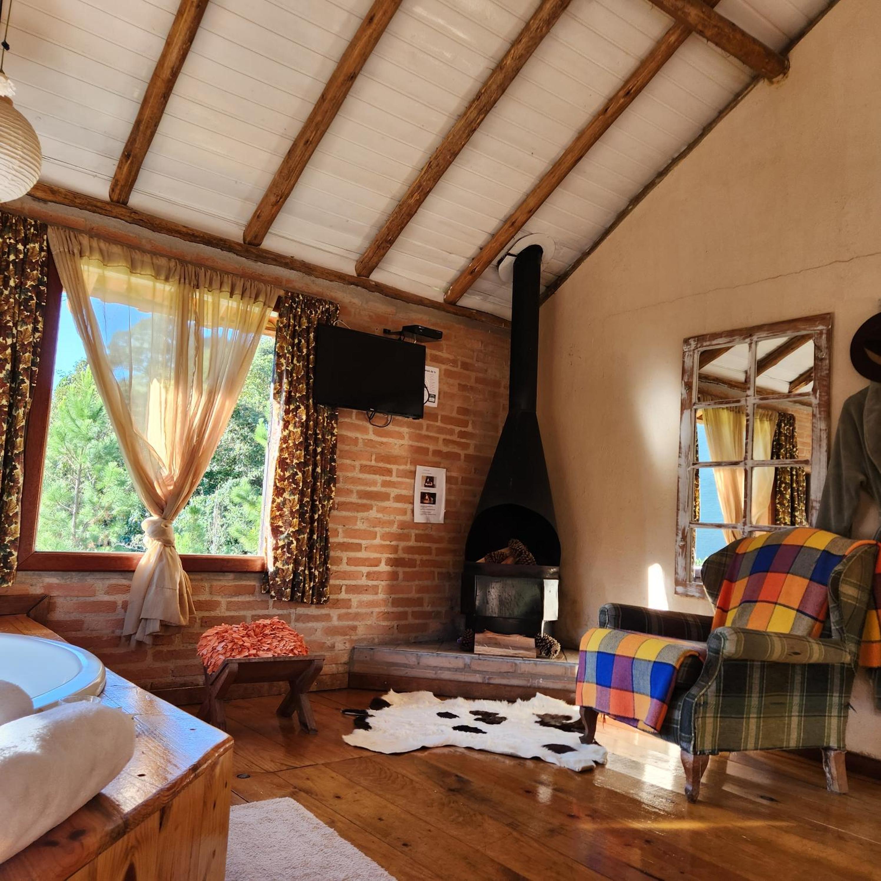 Deluxe Chalet with Hot Tub 3 photo 2