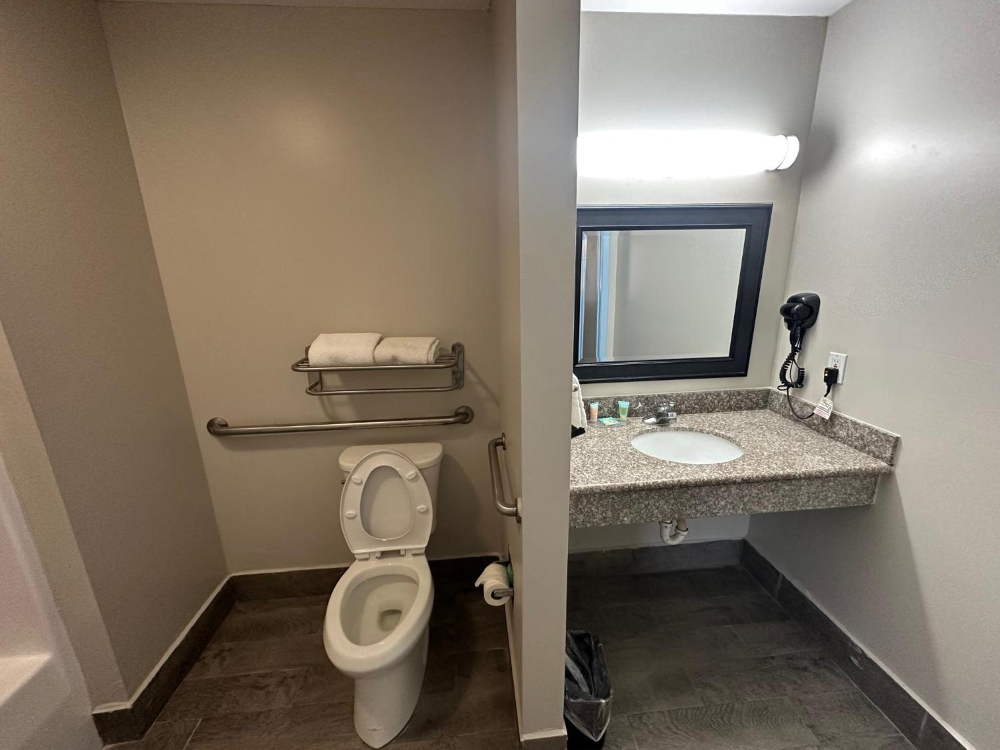 King Room - Mobility Access/Non-Smoking - Photo 12