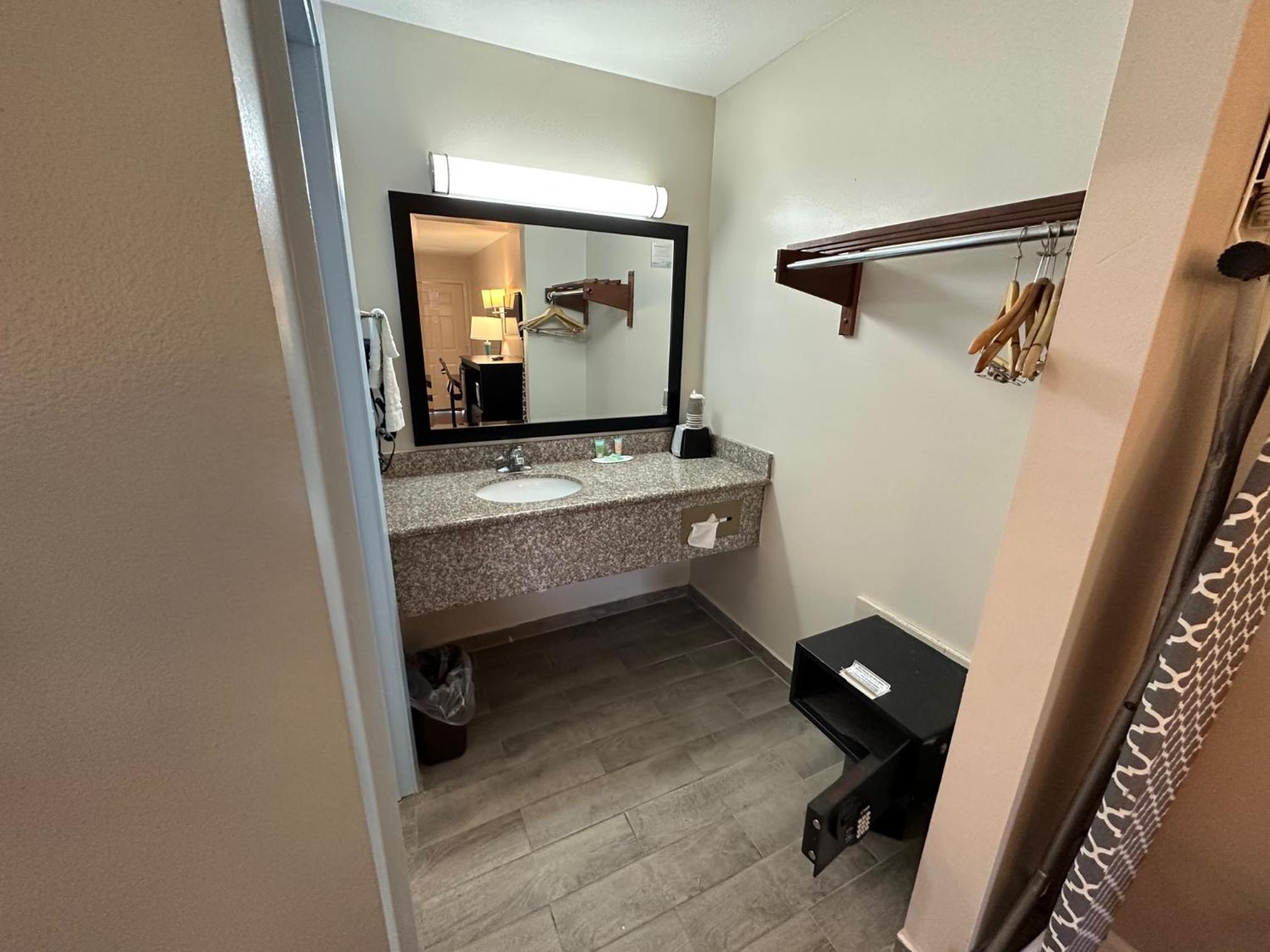 Standard Room with Two Double Beds - Smoking - Photo 3