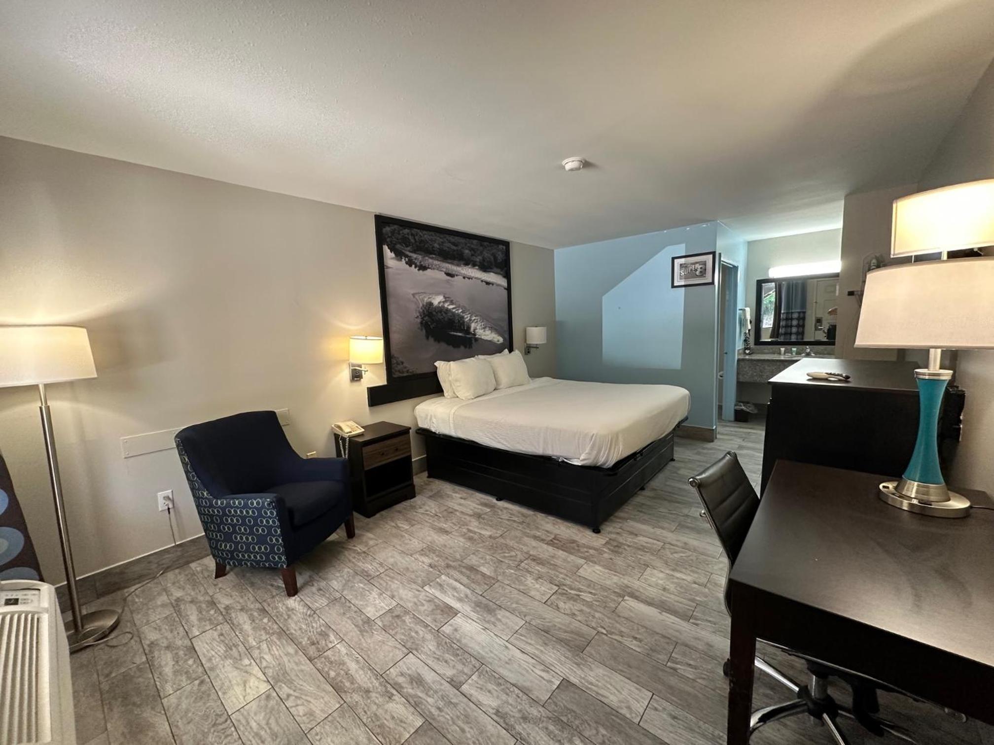 King Room - Non-Smoking - Photo 6