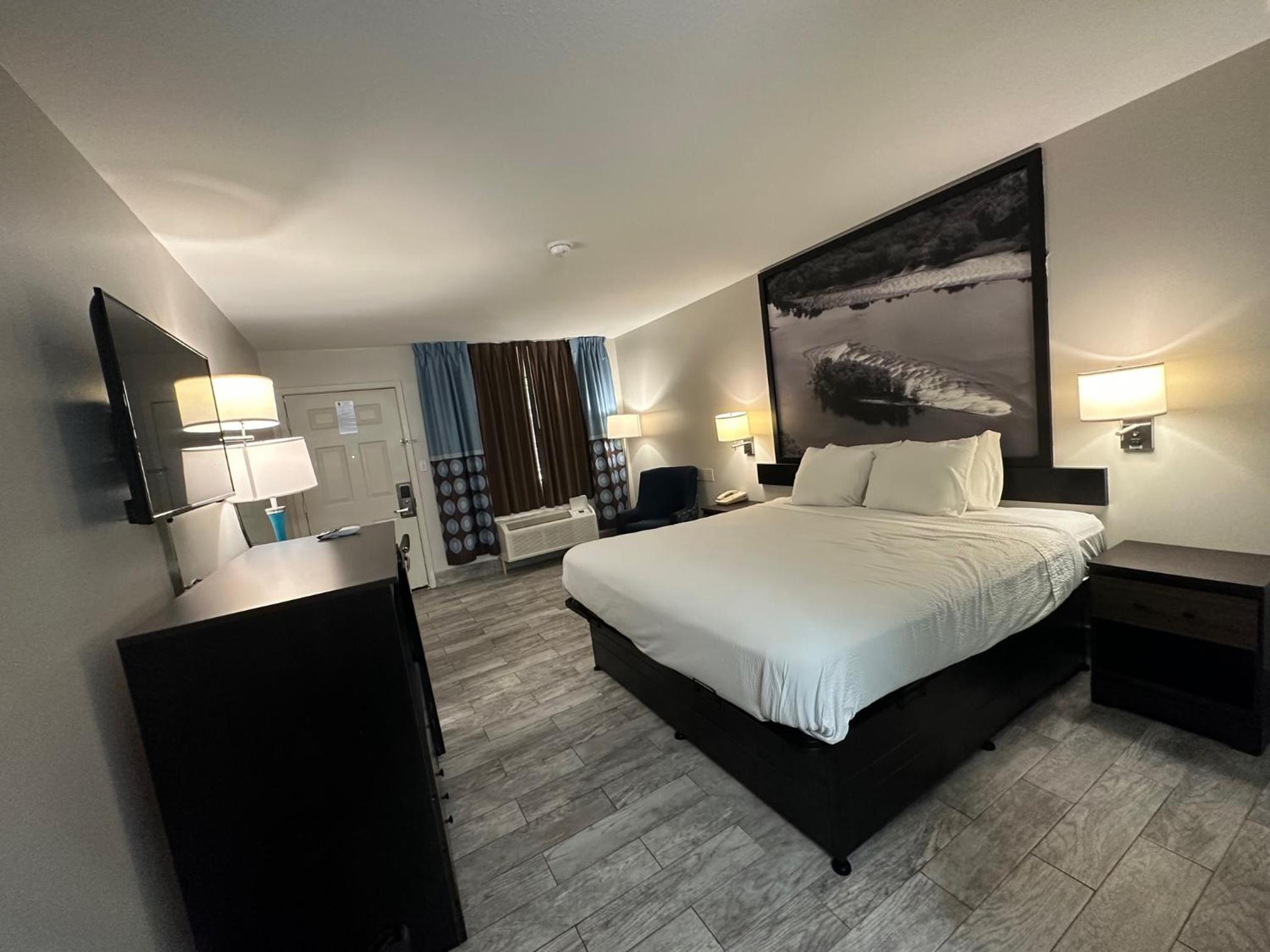 King Room - Non-Smoking - Photo 5