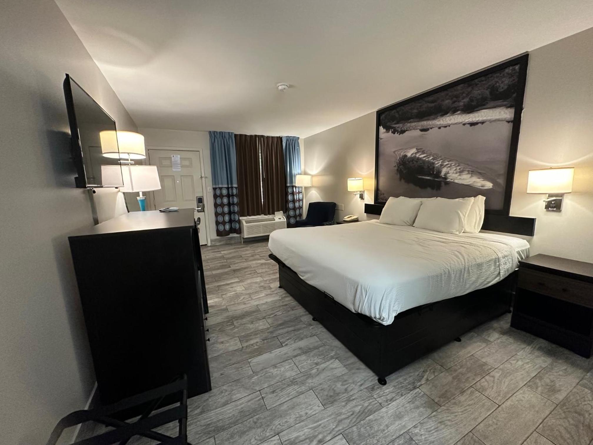 King Room - Non-Smoking - Photo 4