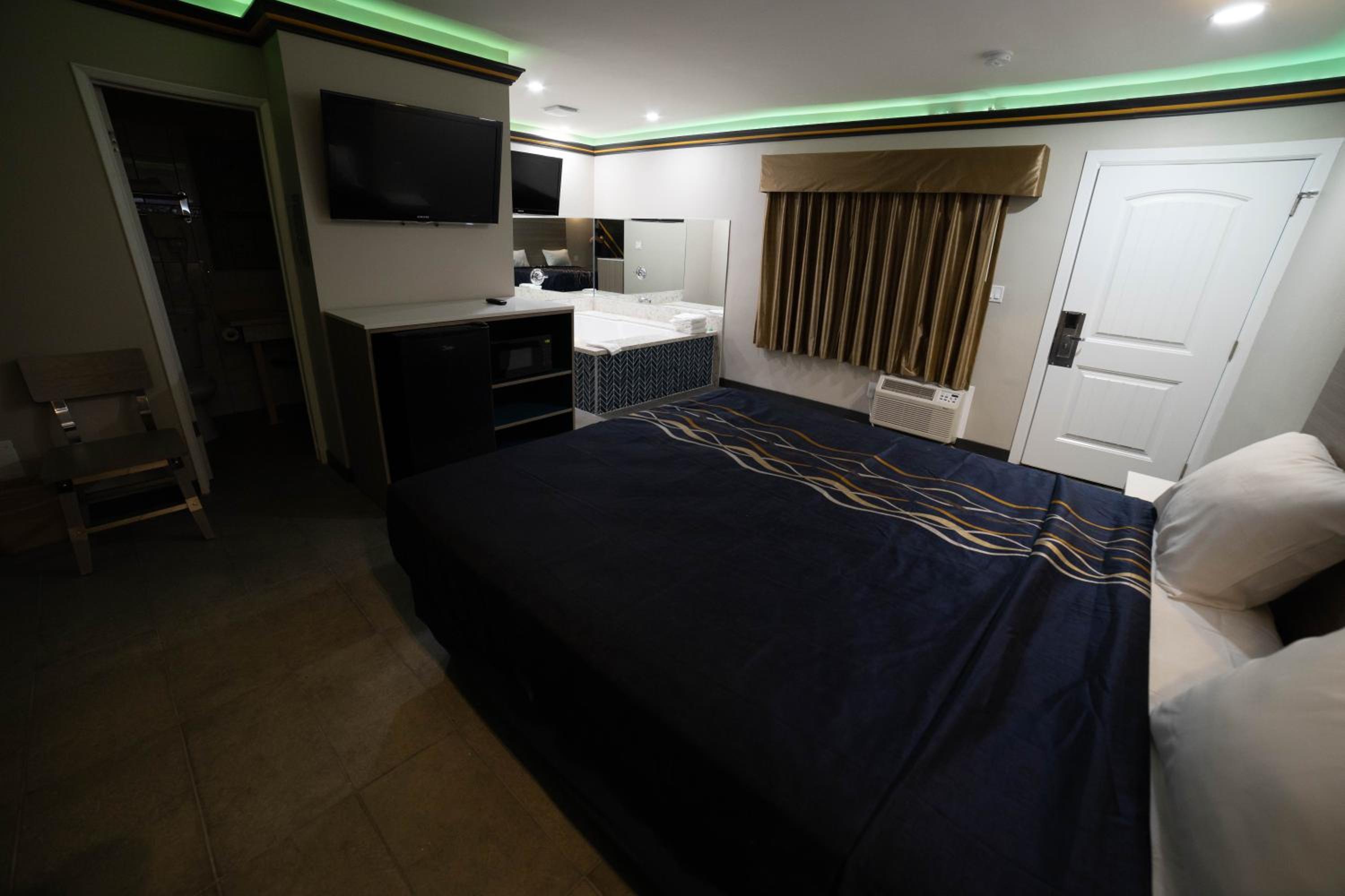Deluxe Suite with Spa Bath