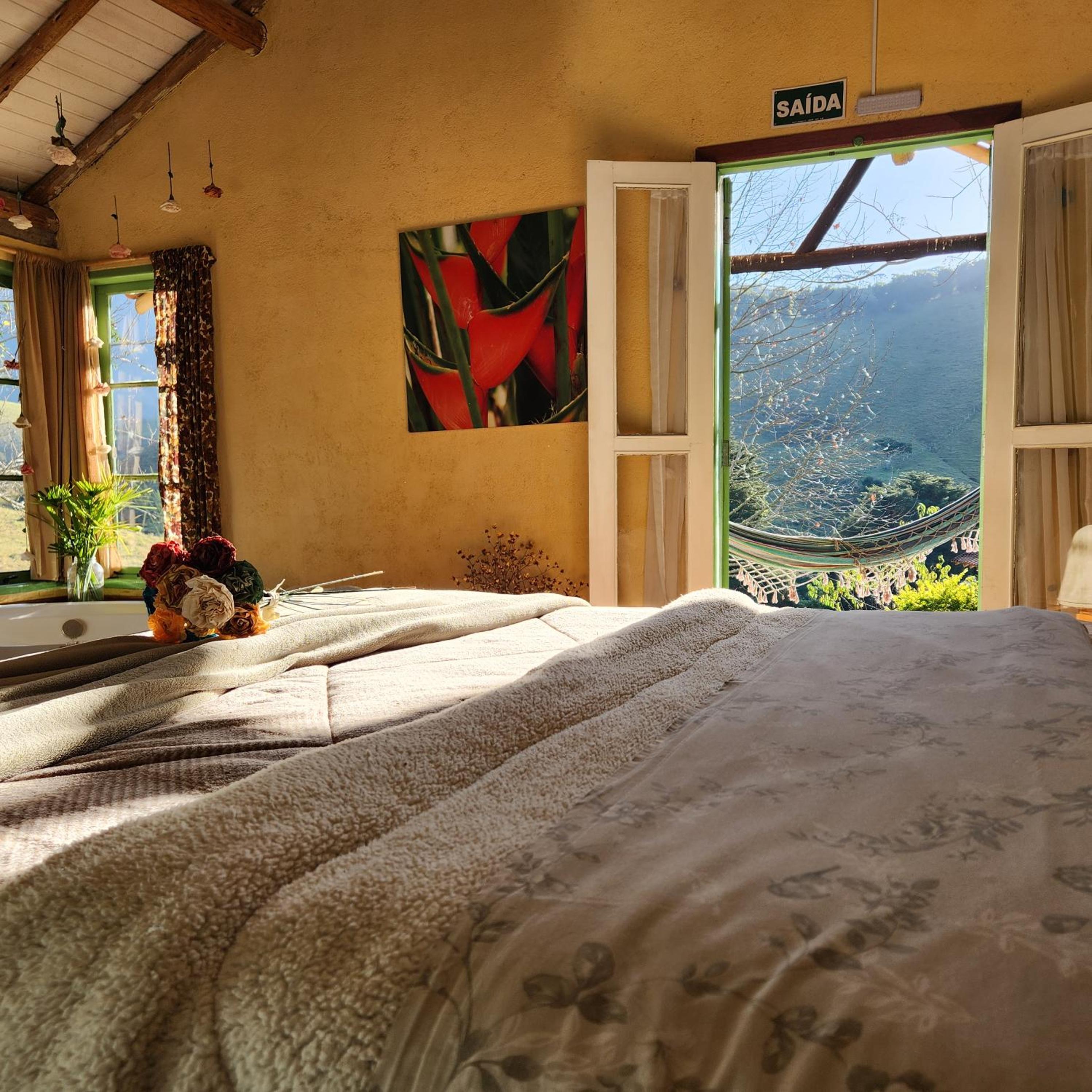 Deluxe Chalet with Hot Tub 2 photo 1