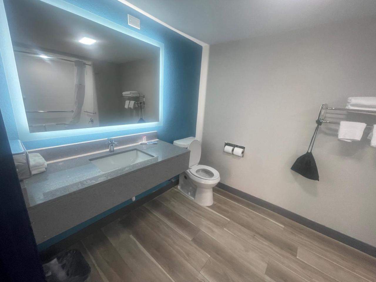 King Room - Non-Smoking - Photo 5
