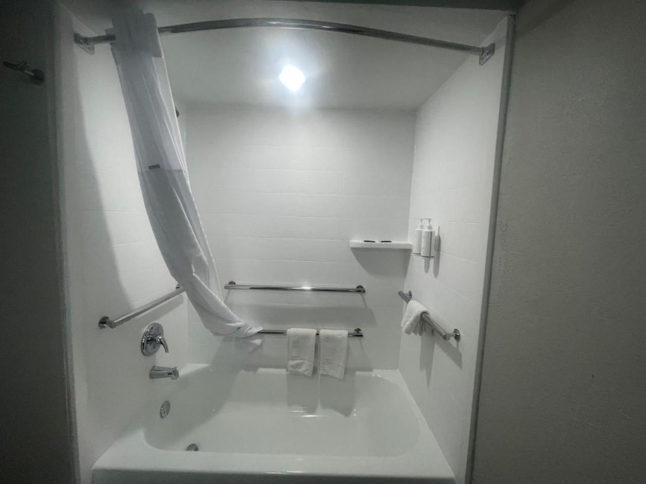 King Room - Non-Smoking - Photo 6