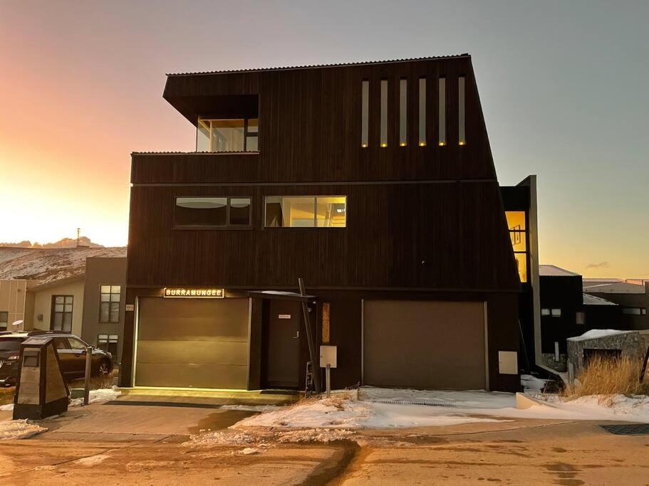 Five-Bedroom House photo 2